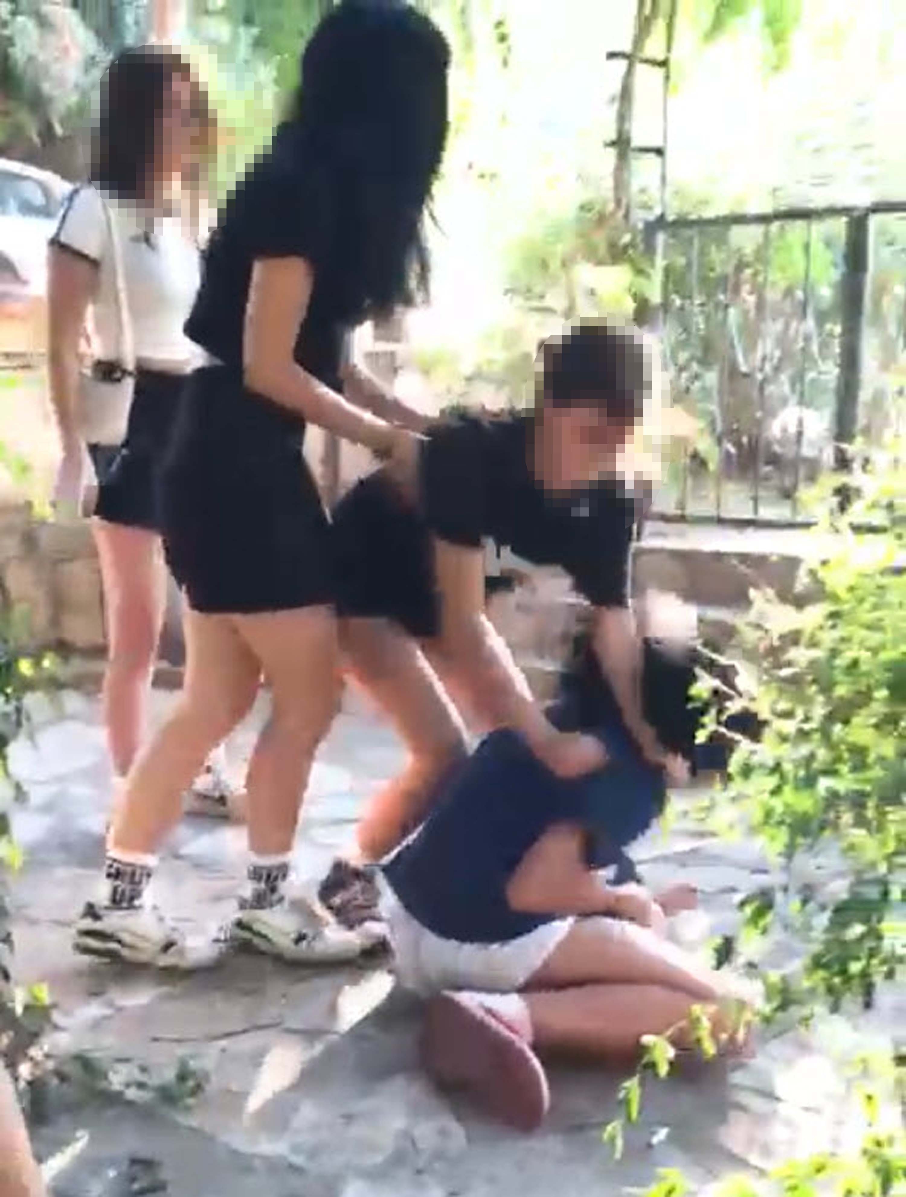 Eski erkek arkadaş kız kavgasına döndü; darbedip kayda aldılar