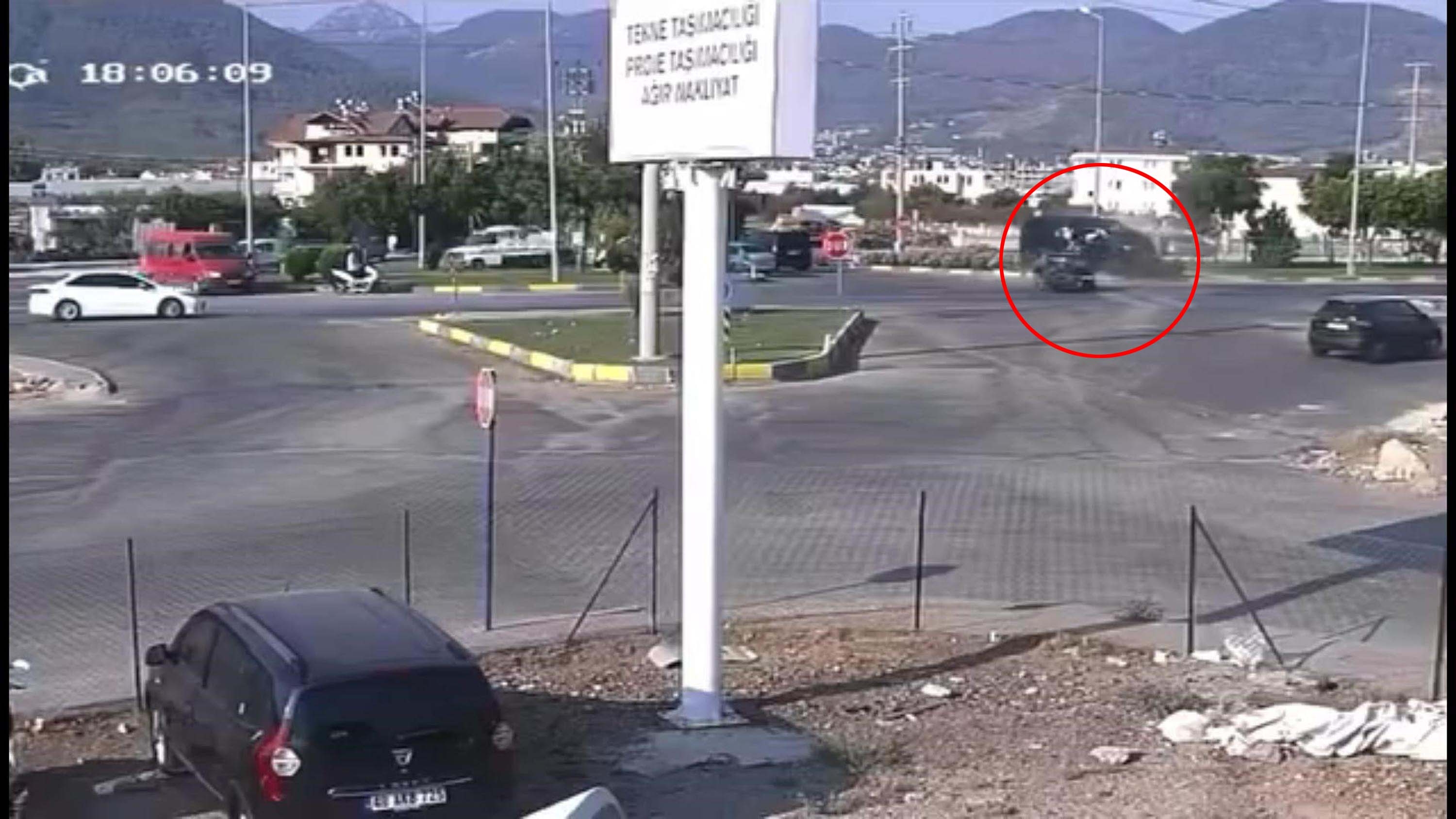 Fethiye'de minibüs ile otomobil çarpıştı: 7 kişinin yaralandığı kaza anı kamerada