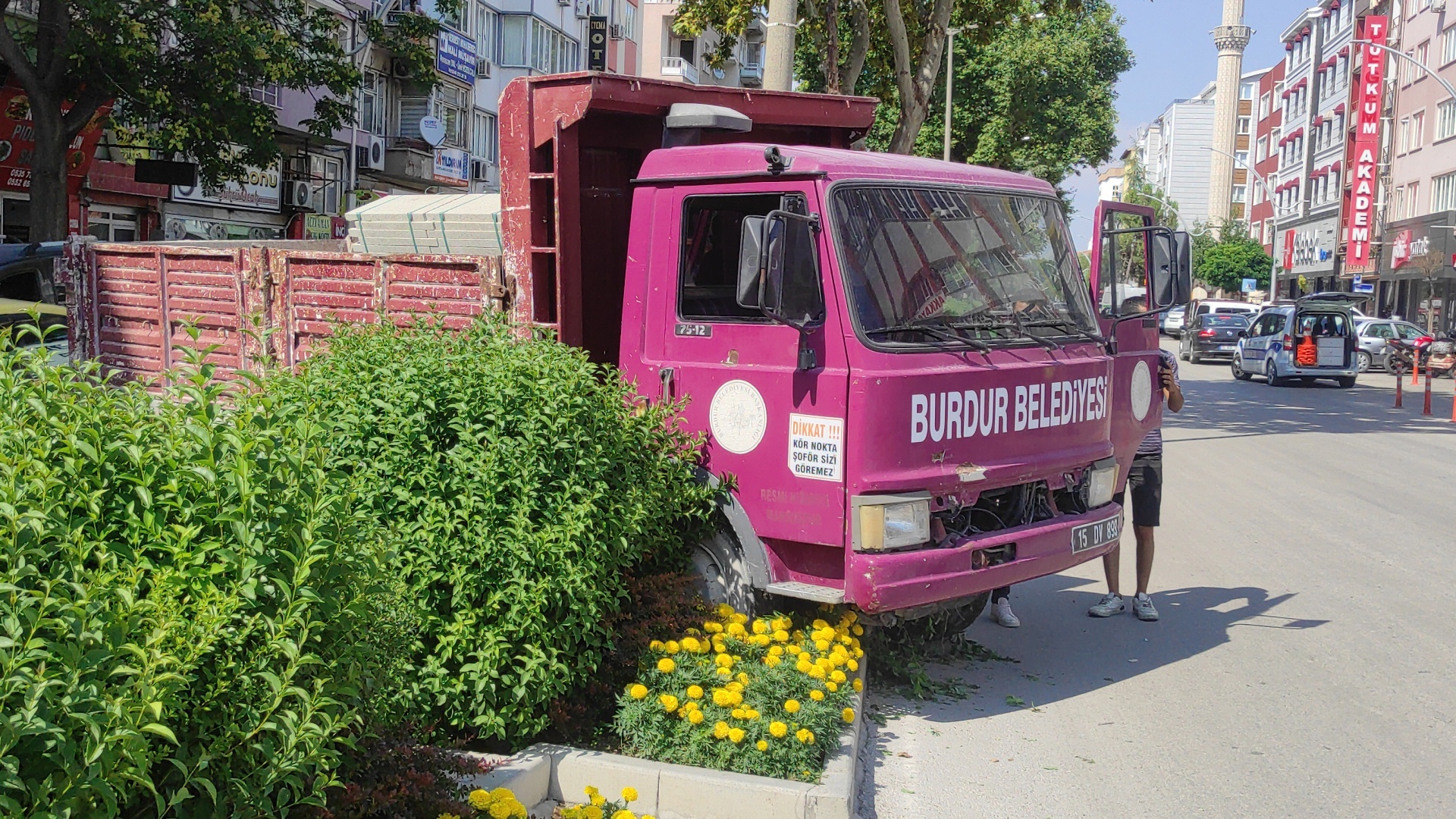 Freni boşalan kamyonet refüje çıktı