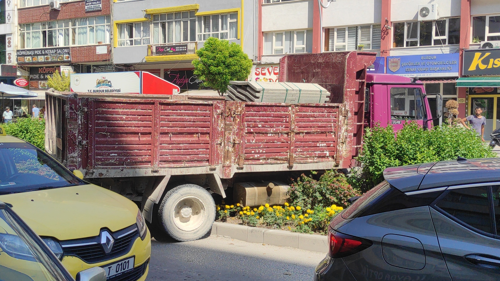 Freni boşalan kamyonet refüje çıktı