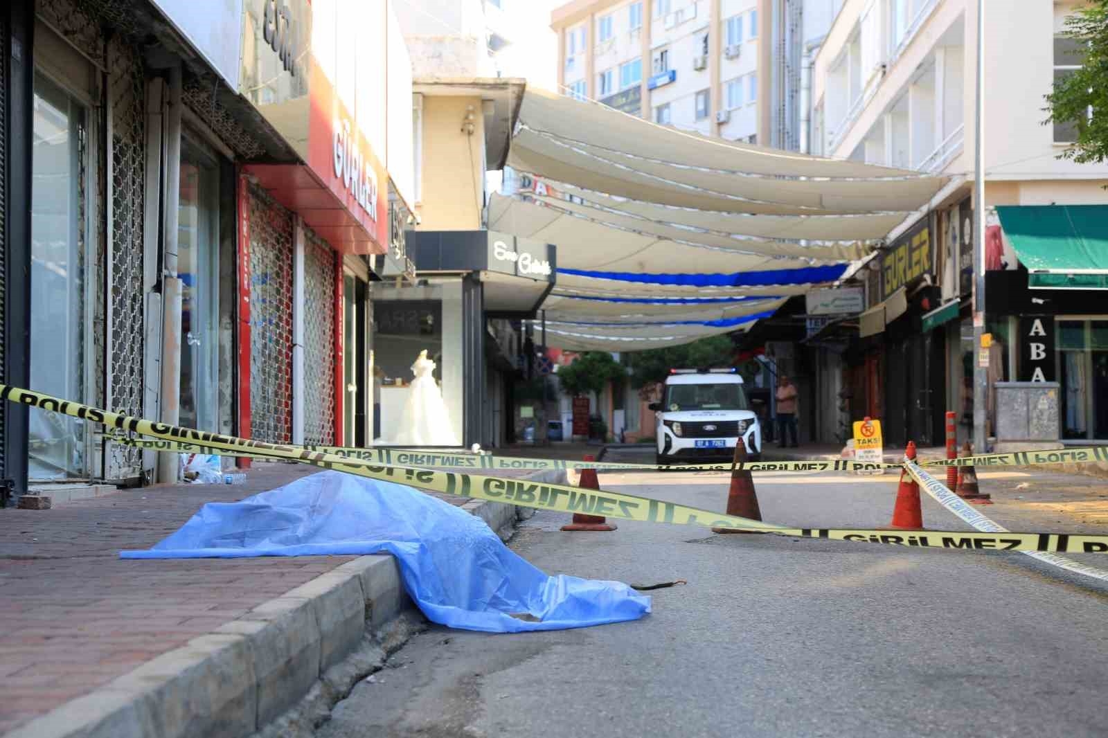 Genç kadın kaldırımda ölü bulundu