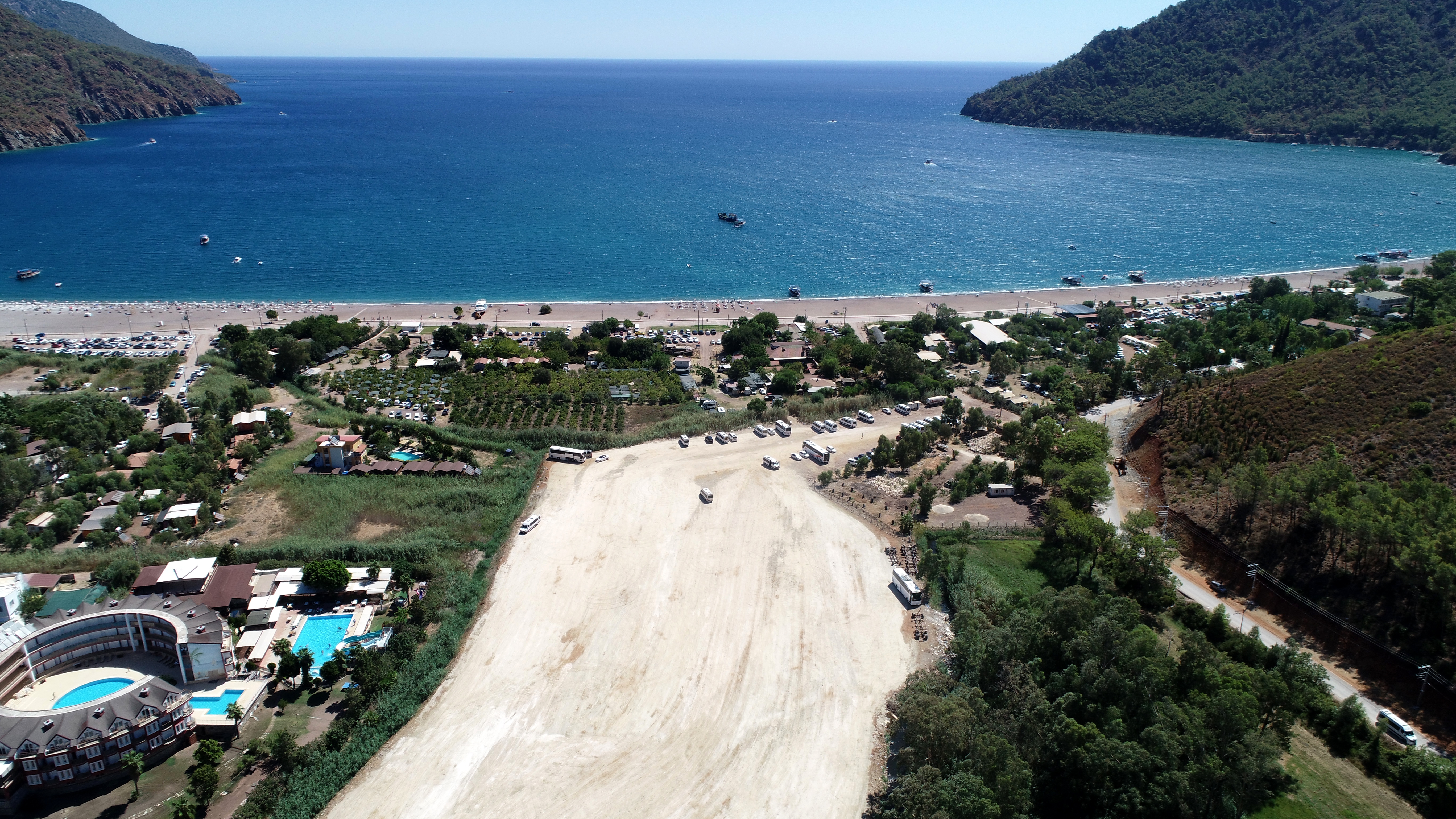 Gölün adım adım otoparka dönüşmesi, uydu fotoğrafında