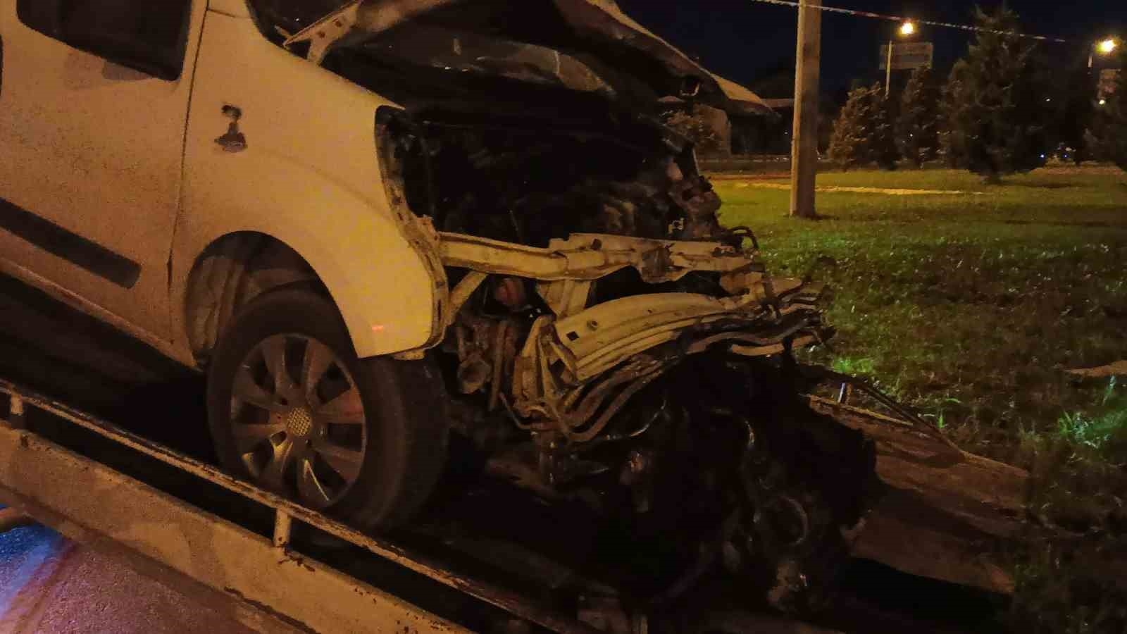 Hafif ticari araç köprülü kavşağın beton ayağına çarptı, motoru paramparça oldu