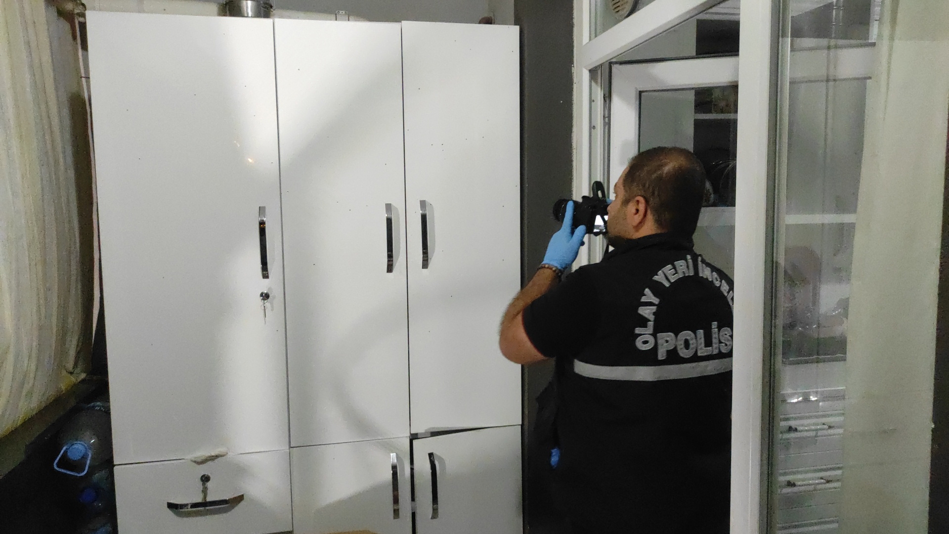 Husumetli grubun tüfekli kavgasında seken saçmalar, balkonda oturan çifti yaraladı