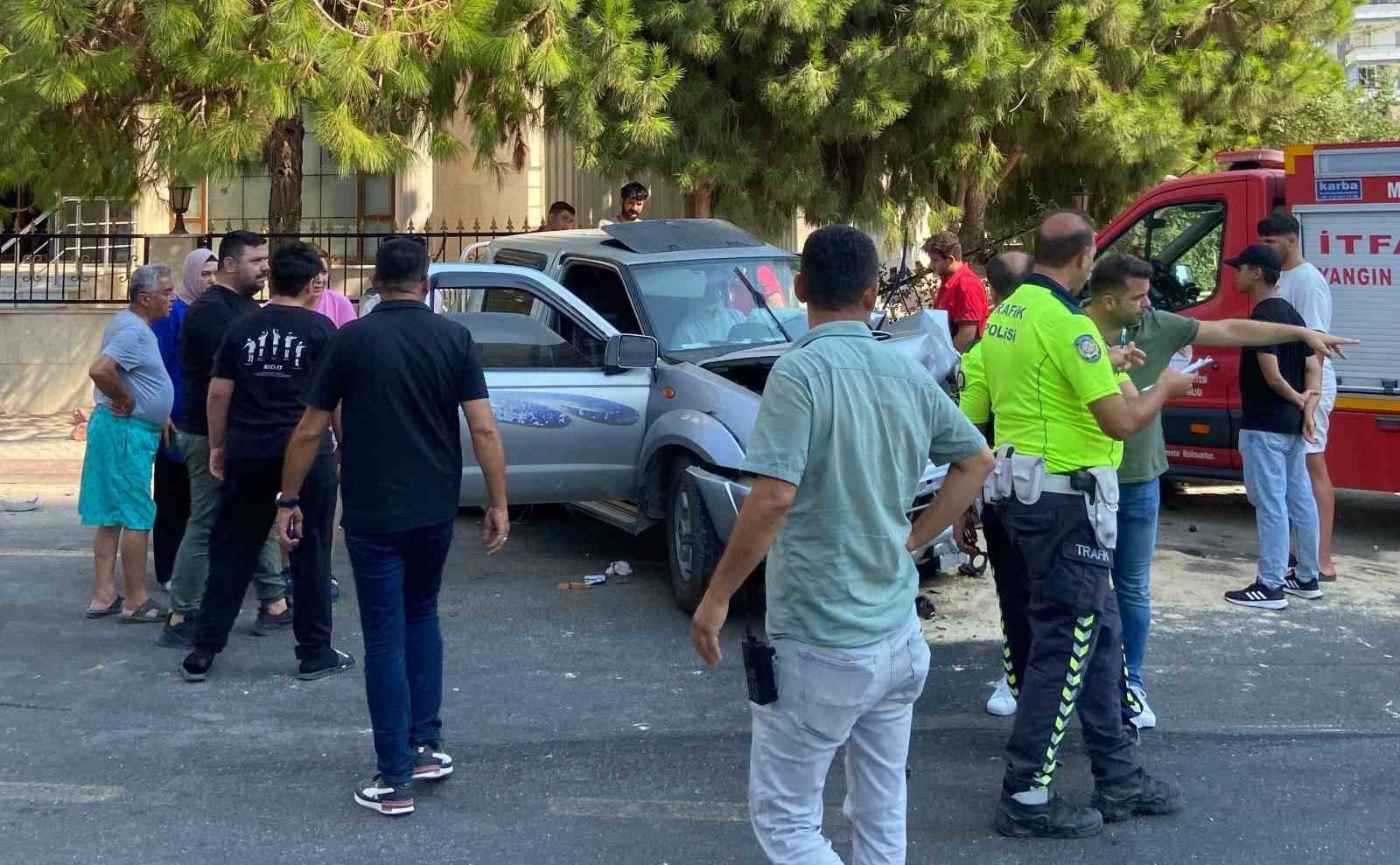 İki araç çarpıştı, savrulan pikap cami duvarını yıktı: 3 yaralı