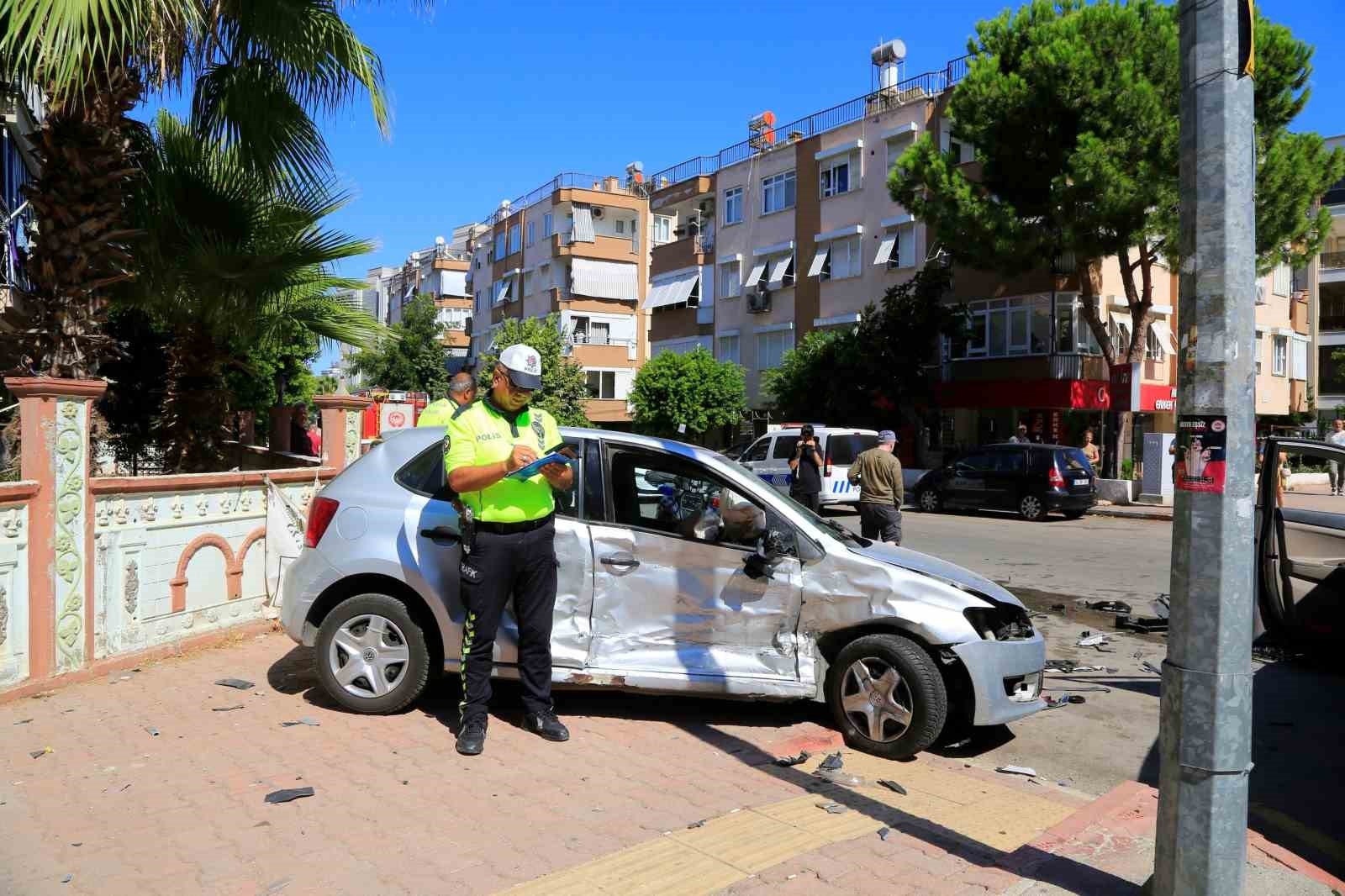 İki otomobil kavşakta çarpıştı, sürücüler hava yastığı sayesinde kazayı sıyrıklarla atlattı