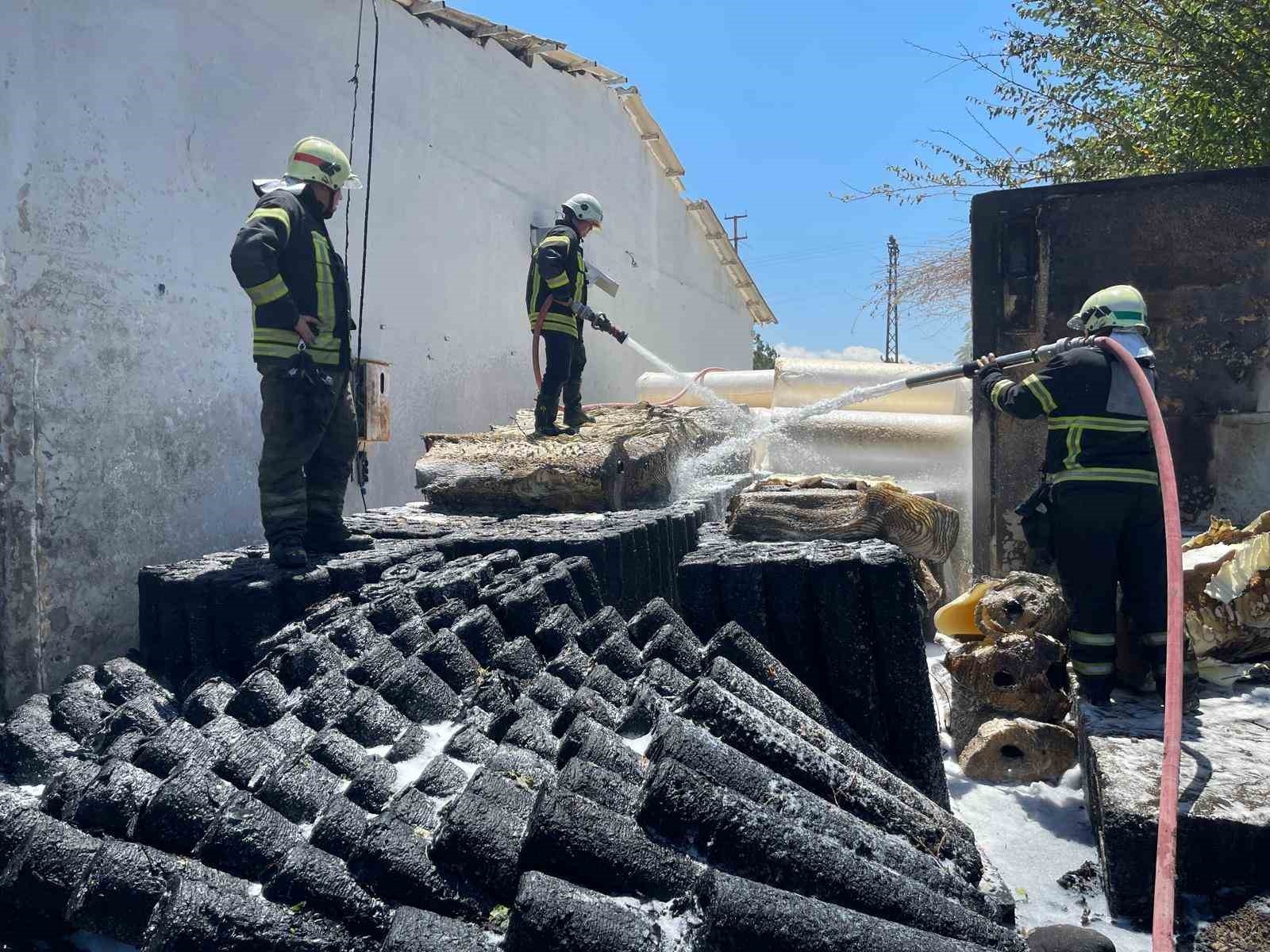 İnşaat malzemeleri bulunan depoda çıkan yangında tedirgin eden patlama
