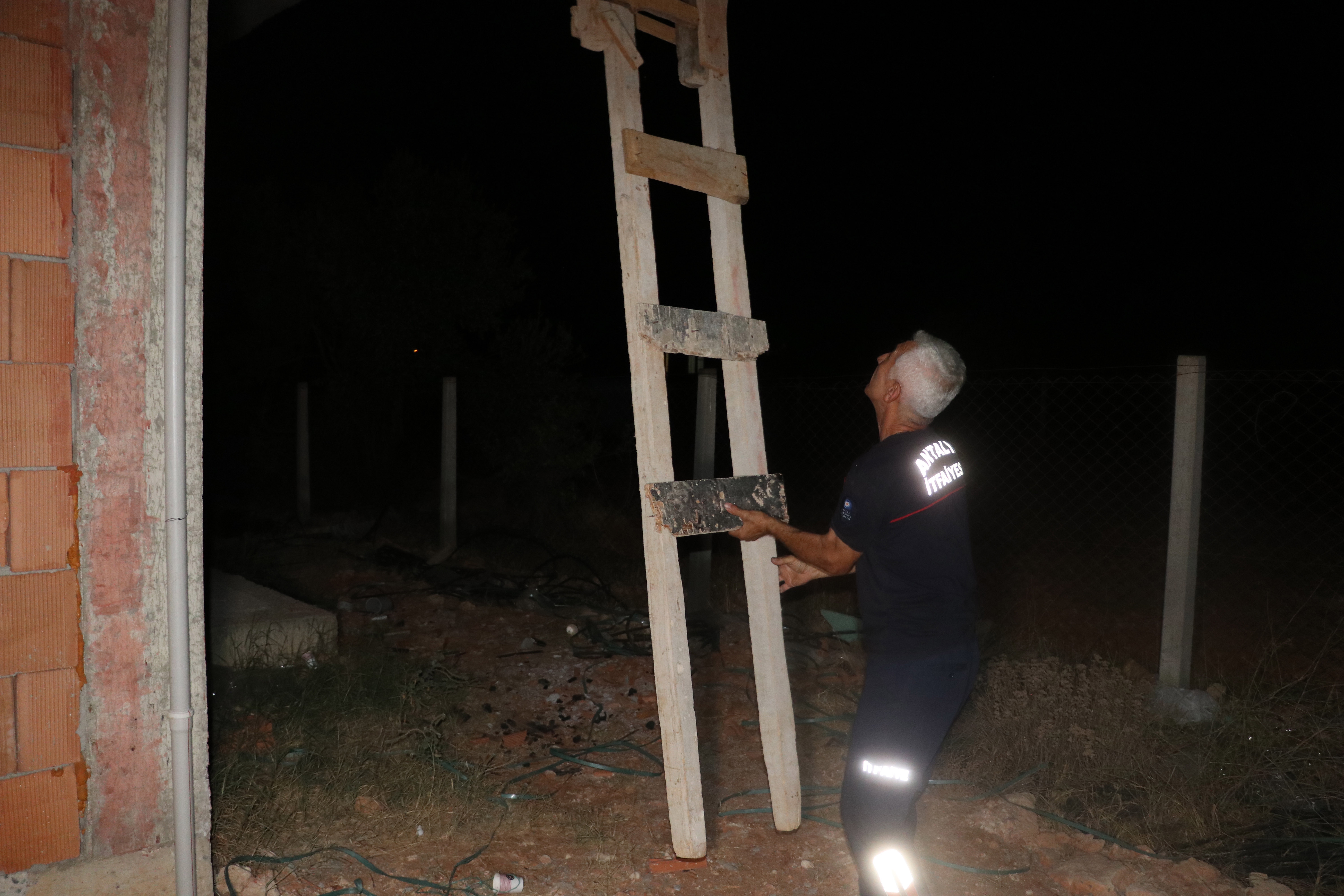İnşaatın çatısında 5 saat mahsur kaldı