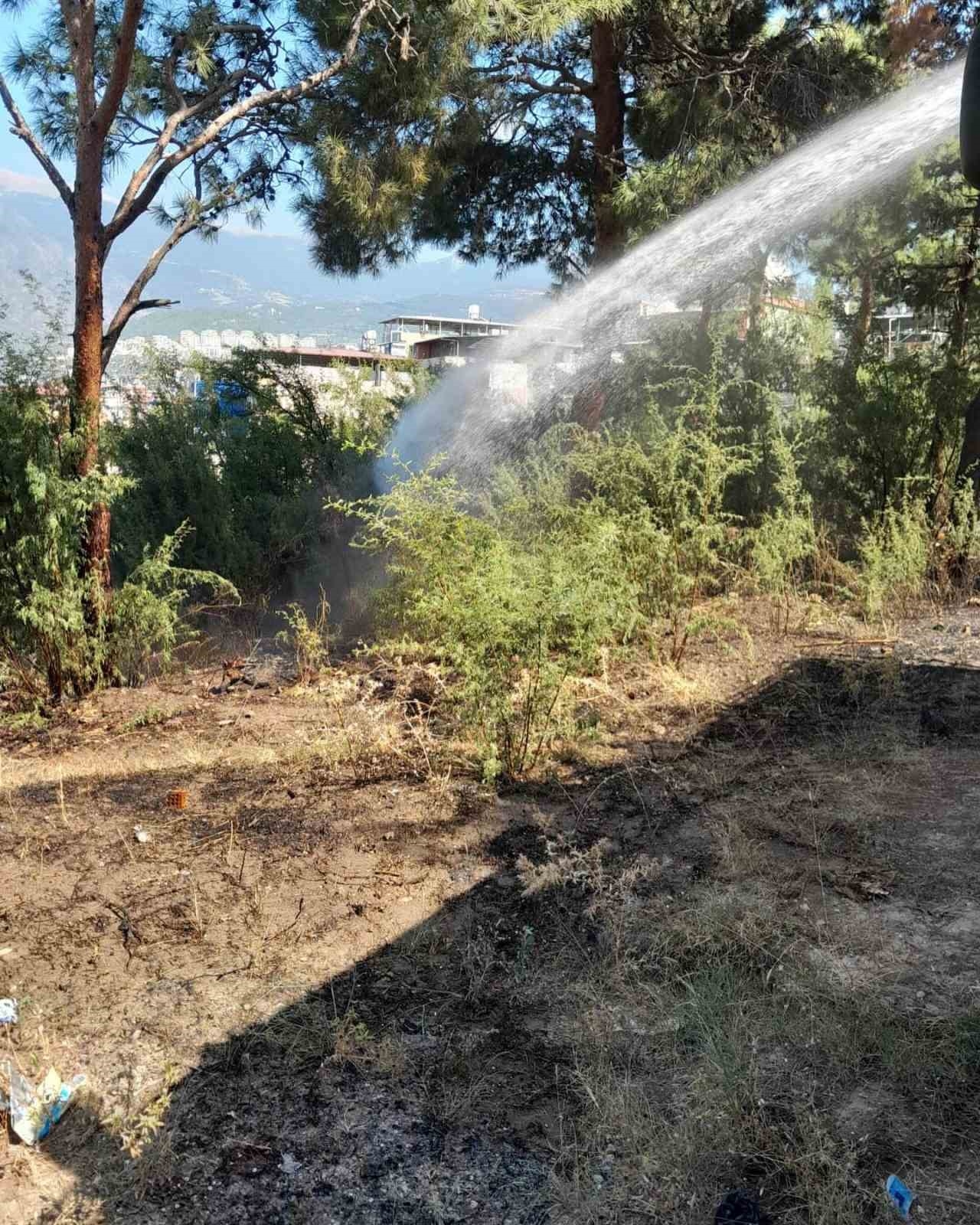İskenderun'da bahçede çıkan yangın söndürüldü