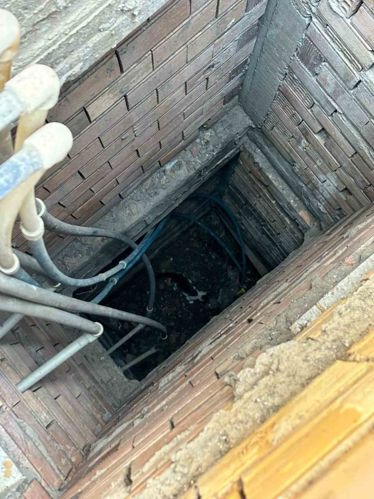 İskenderun'da binanın havalandırma boşluğuna düşen yavru kedi kurtarıldı