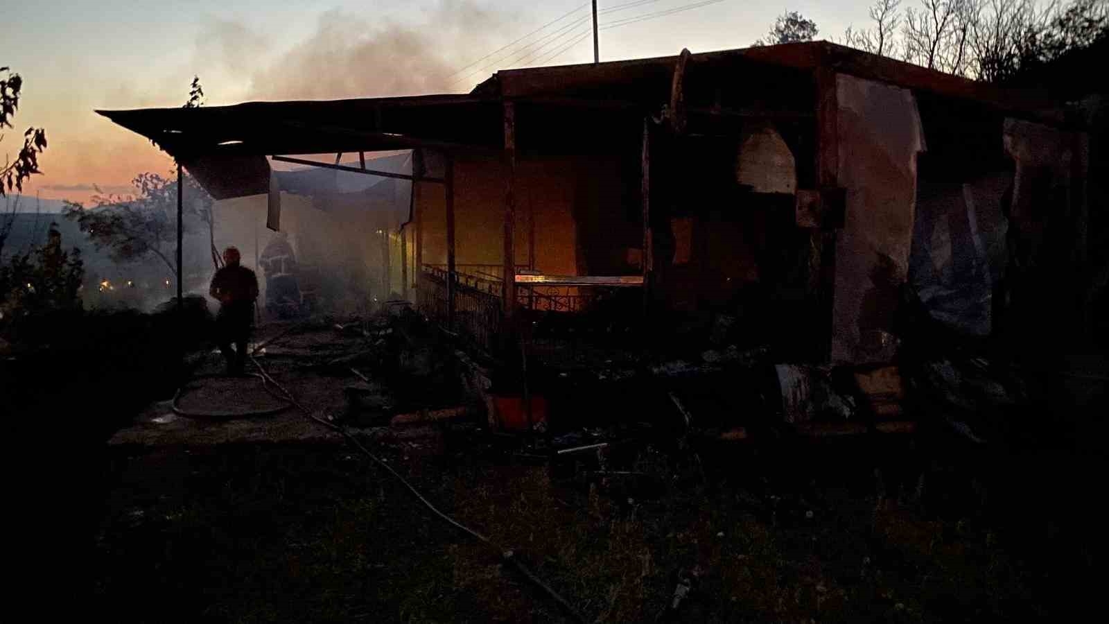 Isparta'da bahçe ev yangın sonucu kül oldu