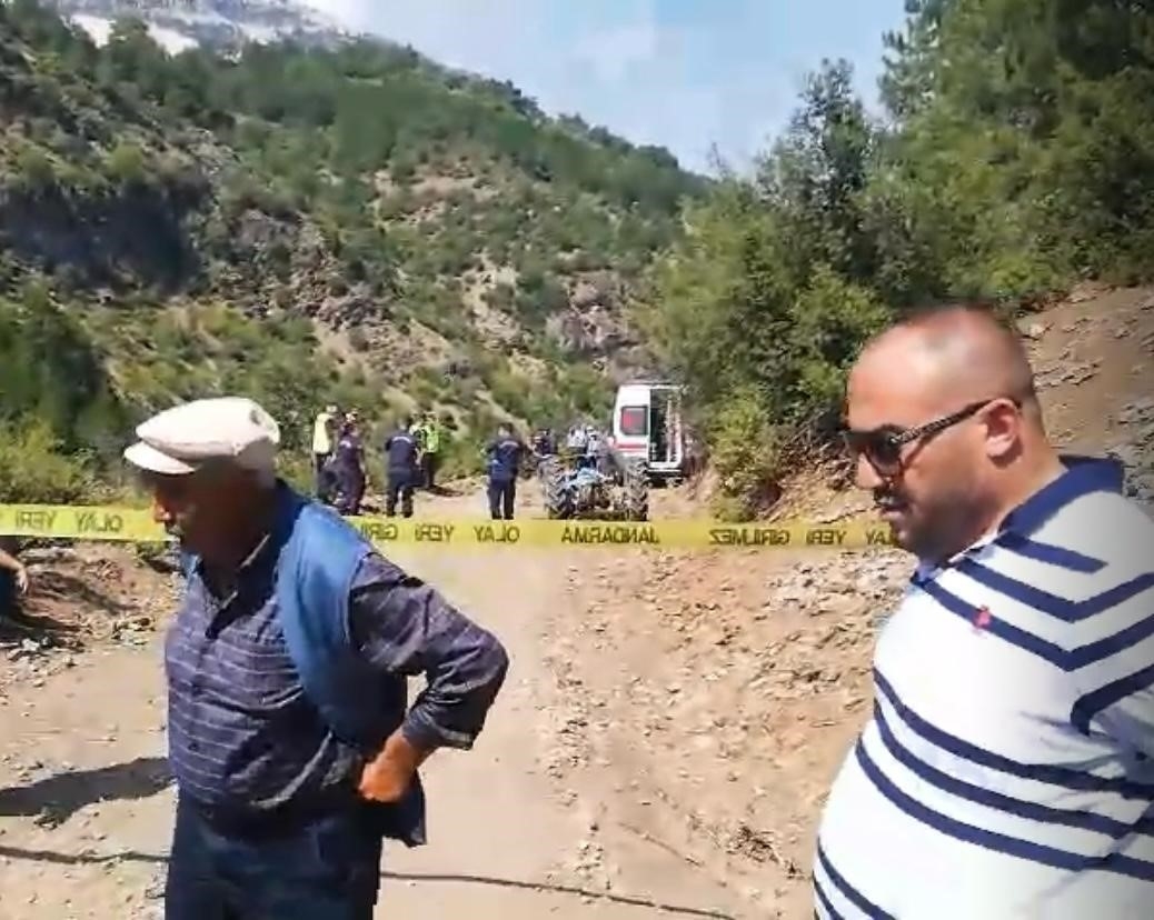 Isparta'da devrilen traktörün altında kalan sürücü hayatını kaybetti