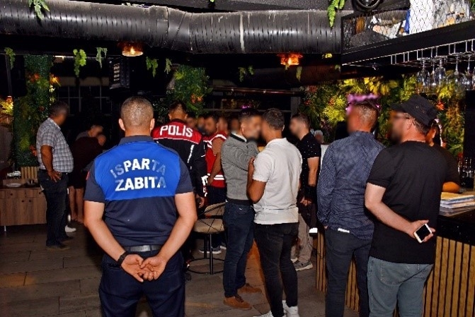 Isparta'da umuma açık alkollü 9 iş yerine işlem yapıldı