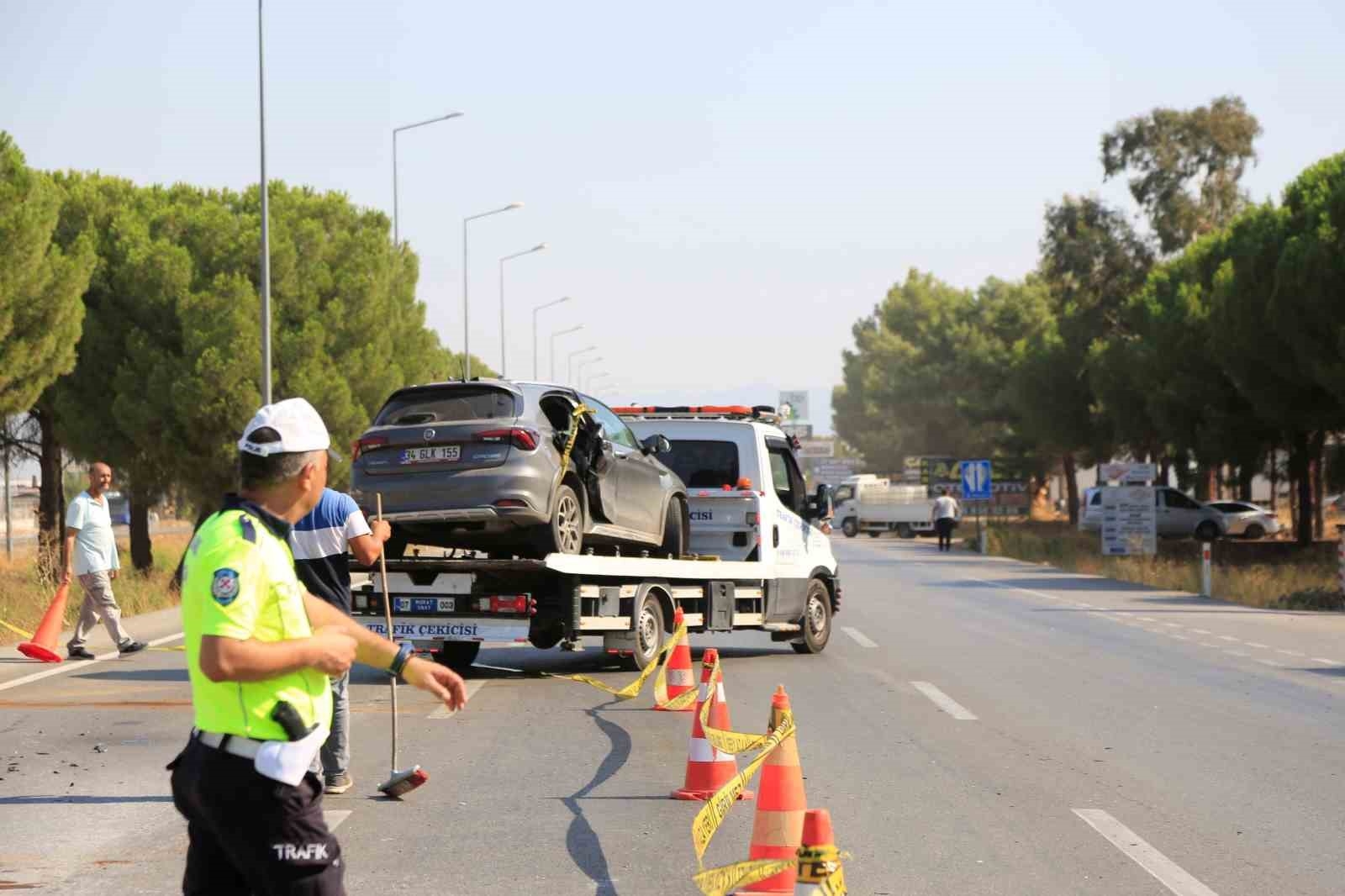 Kamyonetten düşen malzemeyi almak için geri giderken faciaya sebep oldu: 1 ölü, 1 yaralı