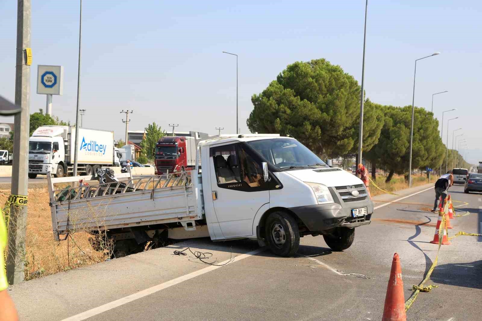 Kamyonetten düşen malzemeyi almak için geri giderken faciaya sebep oldu: 1 ölü, 1 yaralı