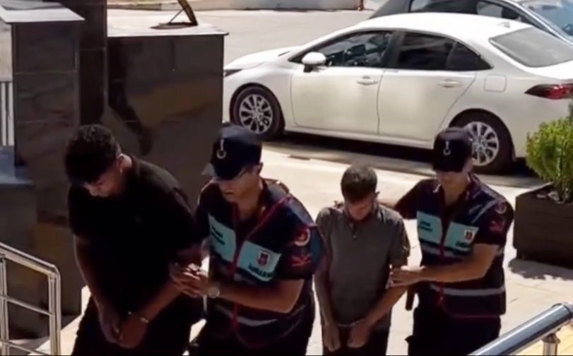 Kapkaç yapıp motosikletle kaçarken görüntülenen 2 şüpheli yakalandı