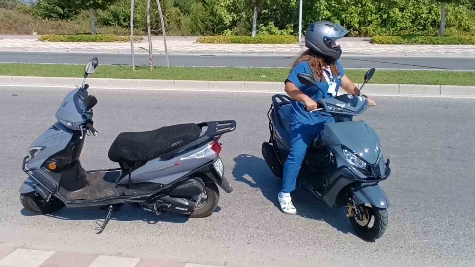 Kaza yapan motosikletli yaralılara ilk müdahale motosikletli sağlıkçıdan
