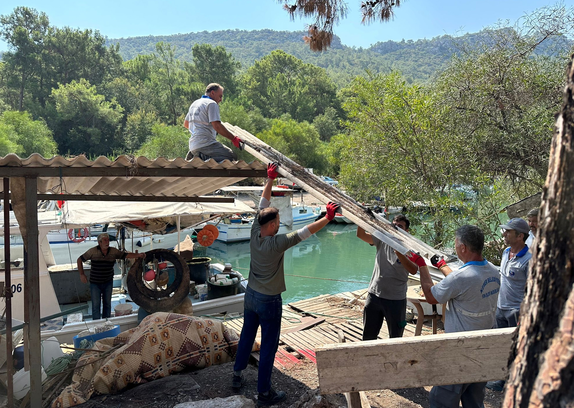 Kemer Balıkçı Barınağı'ndaki kaçak yapılar kaldırıldı