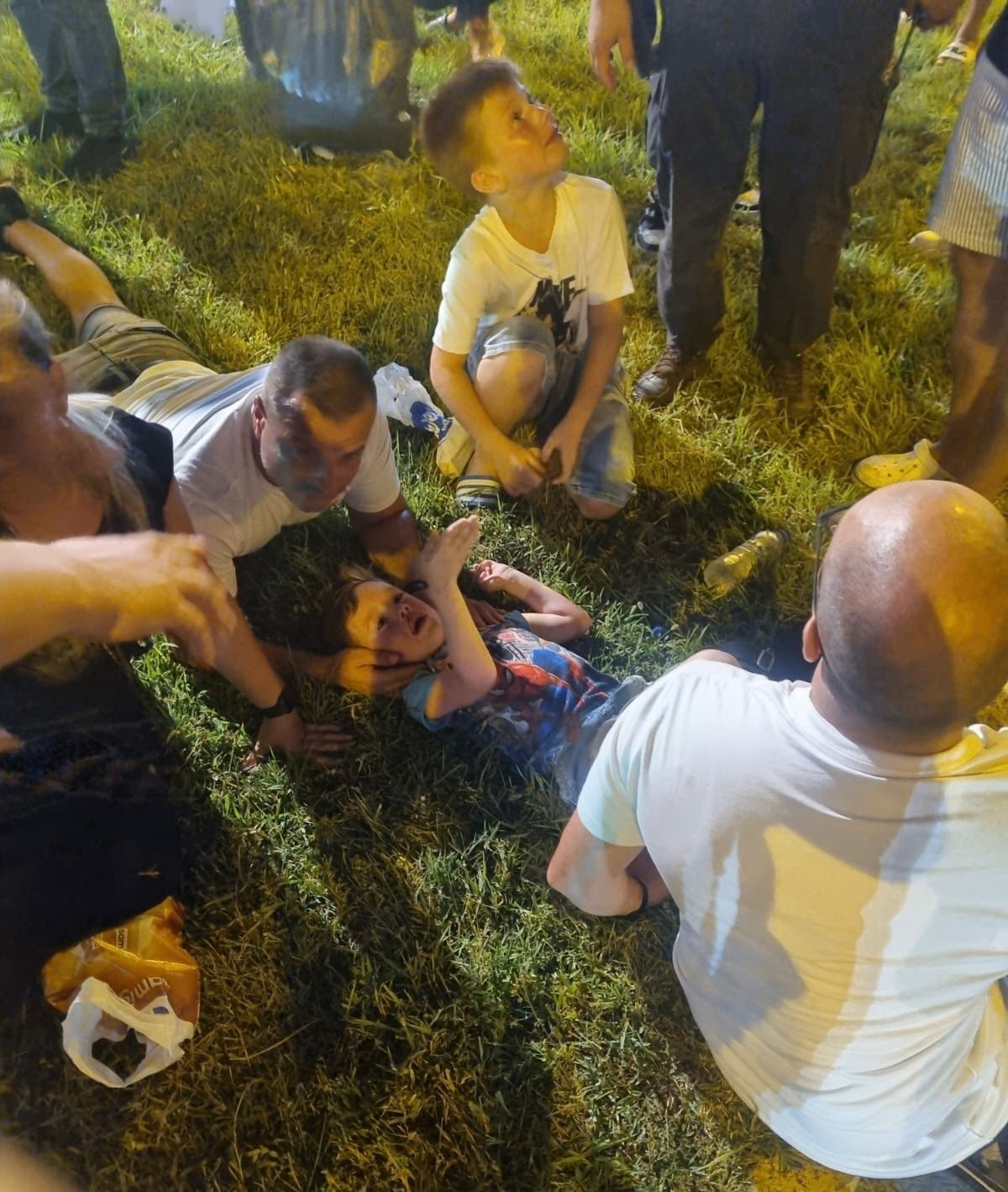 Kırmızı ışıkta yaya geçidindeki yayaların arasına daldı