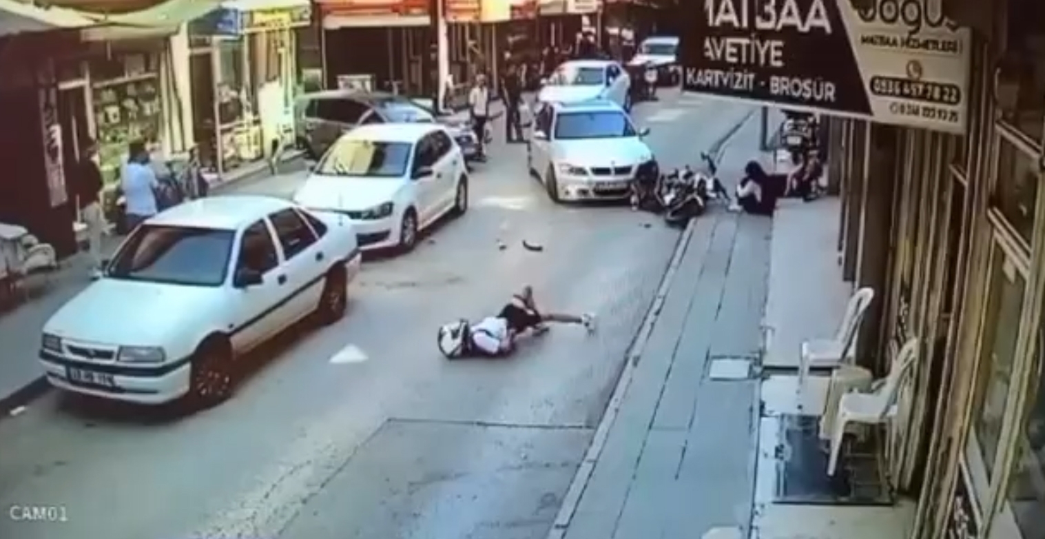 Kontrolden çıkan motosiklet kaldırımda yürüyenlere çarptı