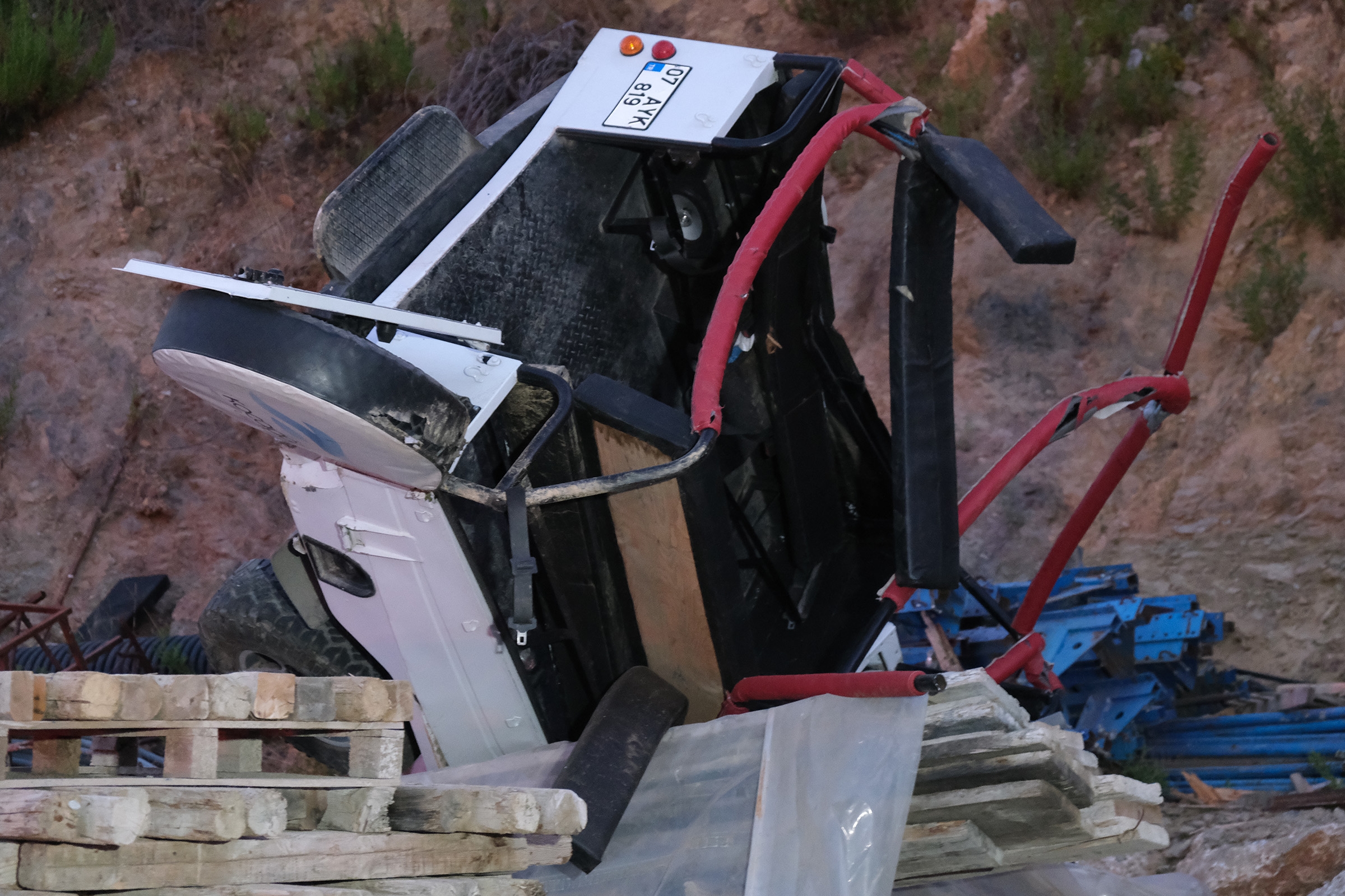 Kontrolden çıkan safari aracı 10 metreden yuvarlandı; anne öldü, bebeği yaralı