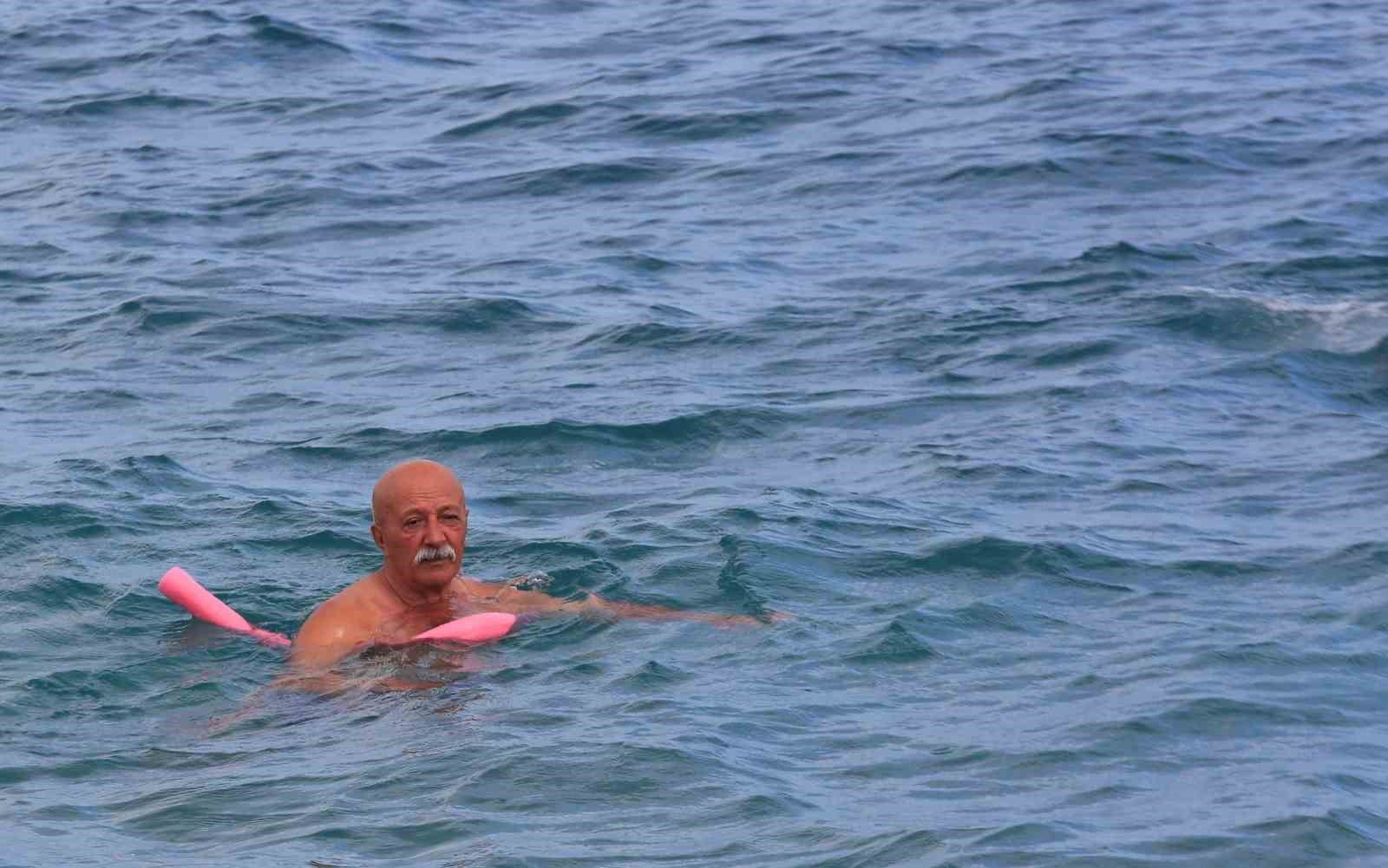 Konyaaltı'nda denizin keyfini çıkartan vatandaşlara yağış sürprizi