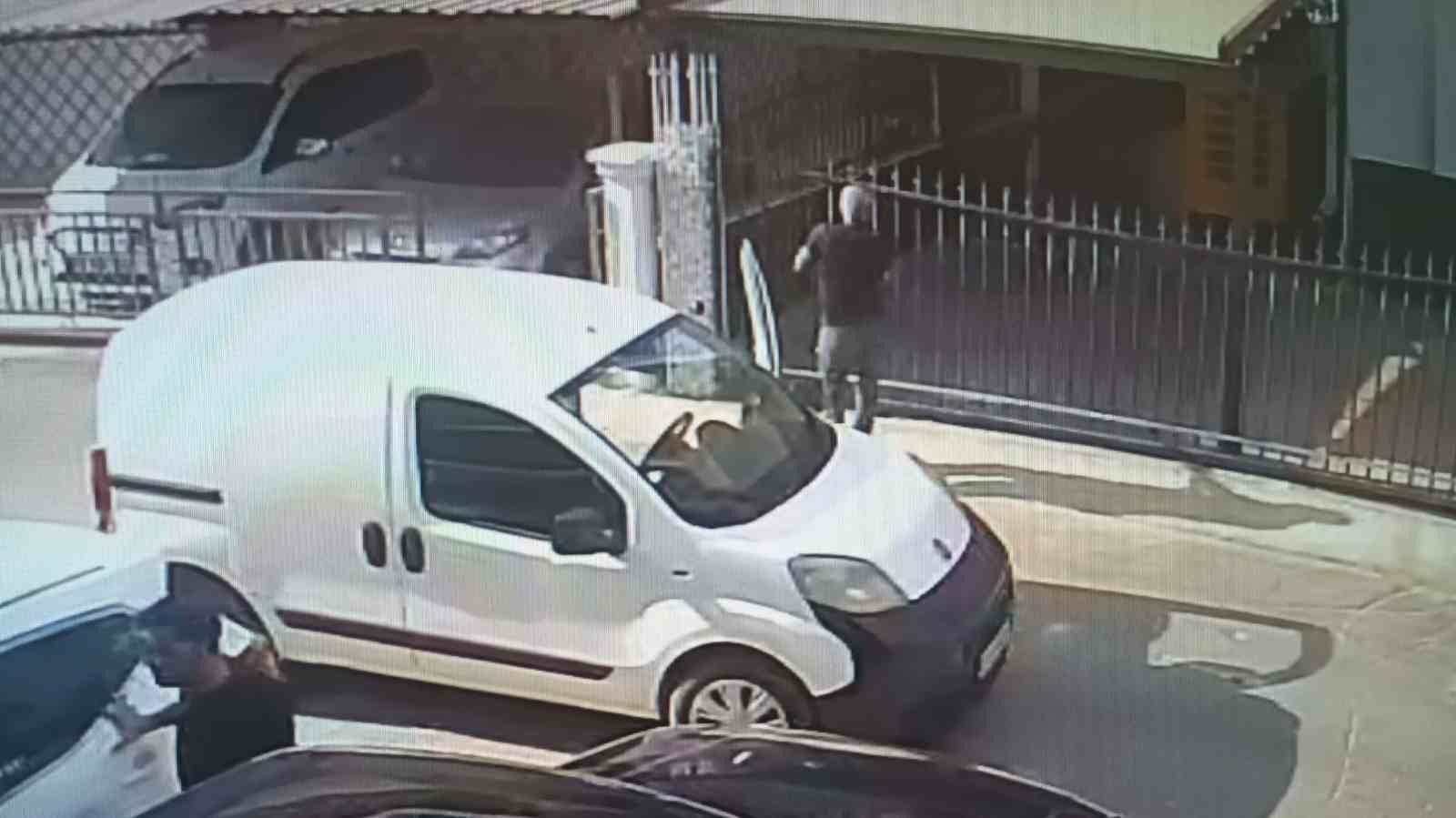 Kurşunu biten saldırganlar çalışanlar tarafından darp edildi
