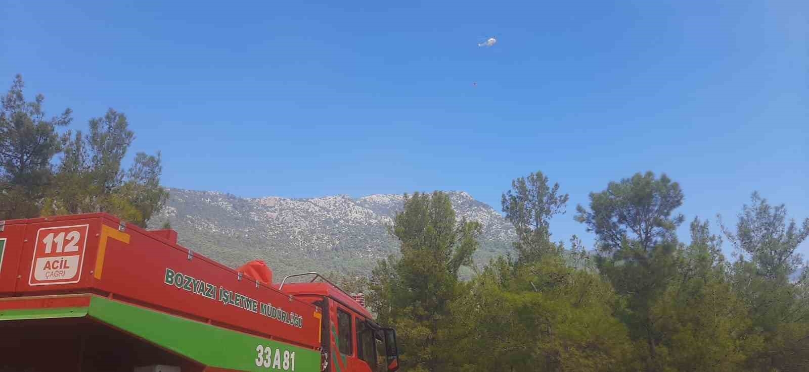 Mersin Bozyazı'da orman yangınına ekipler havadan ve karadan müdahale ediyor