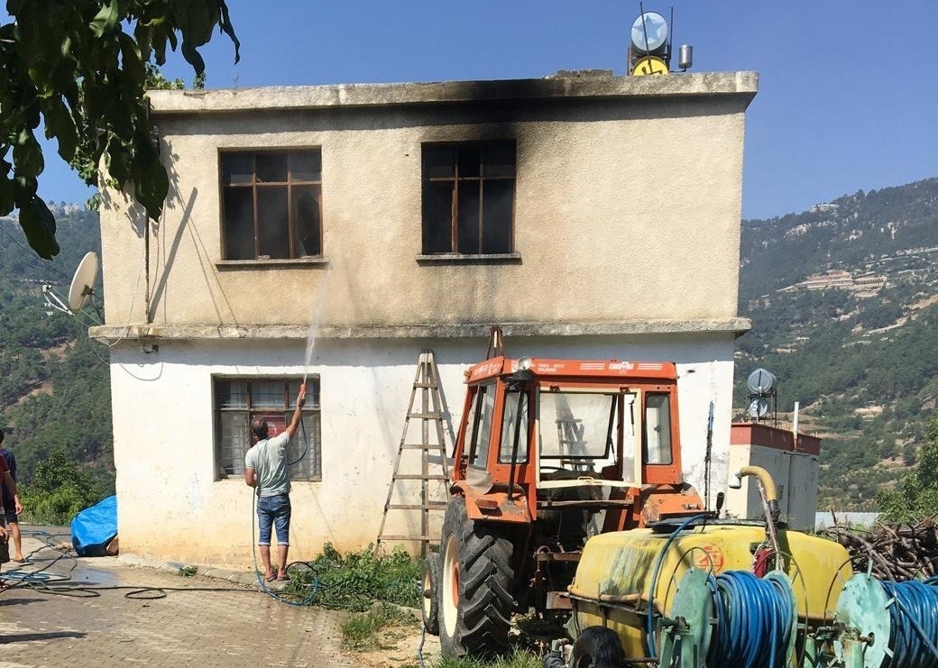 Mersin Erdemli'de ev yangını