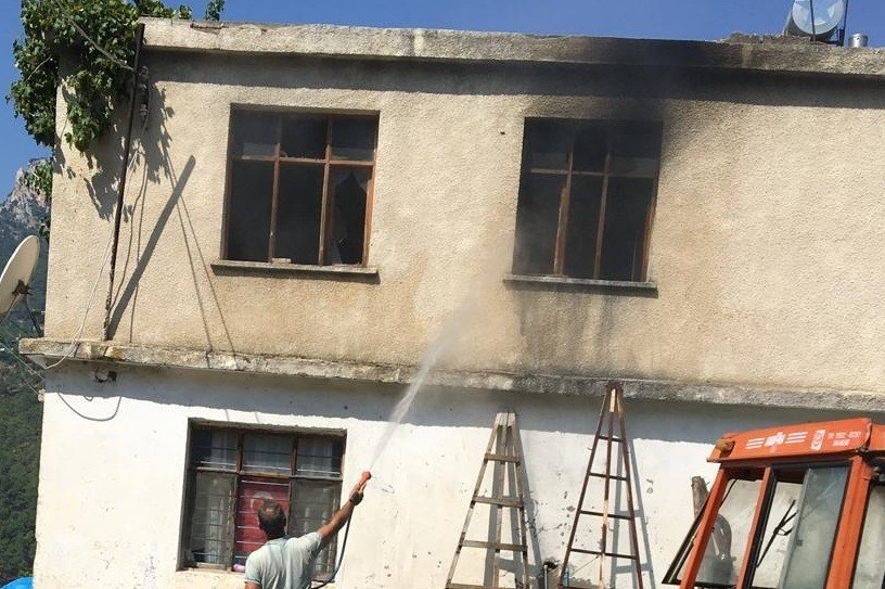 Mersin Erdemli'de ev yangını