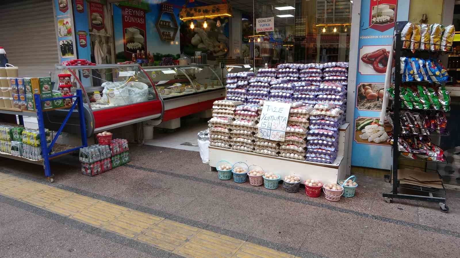 Mersin'de bir kadın, esnafın tezgahlarını dağıtarak kaçtı