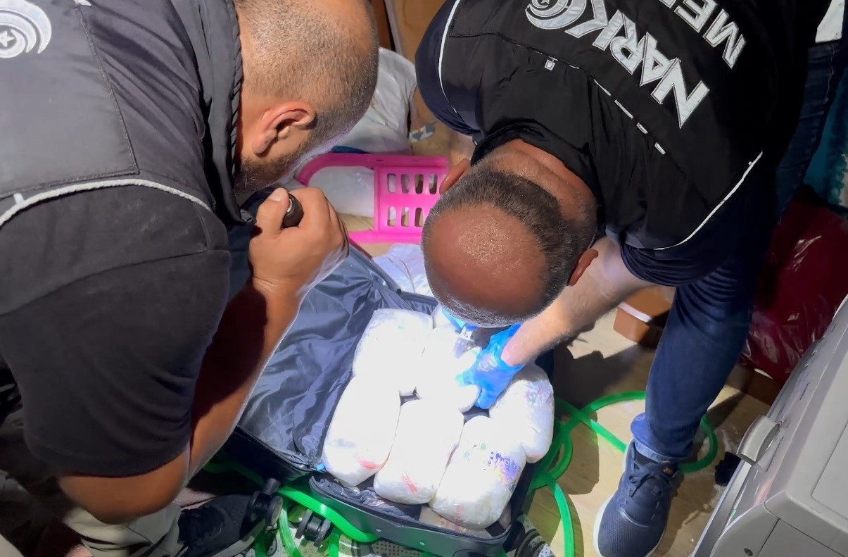 Mersin'de şok operasyon: Valizlerde 47 kilo metamfetamin ele geçirildi