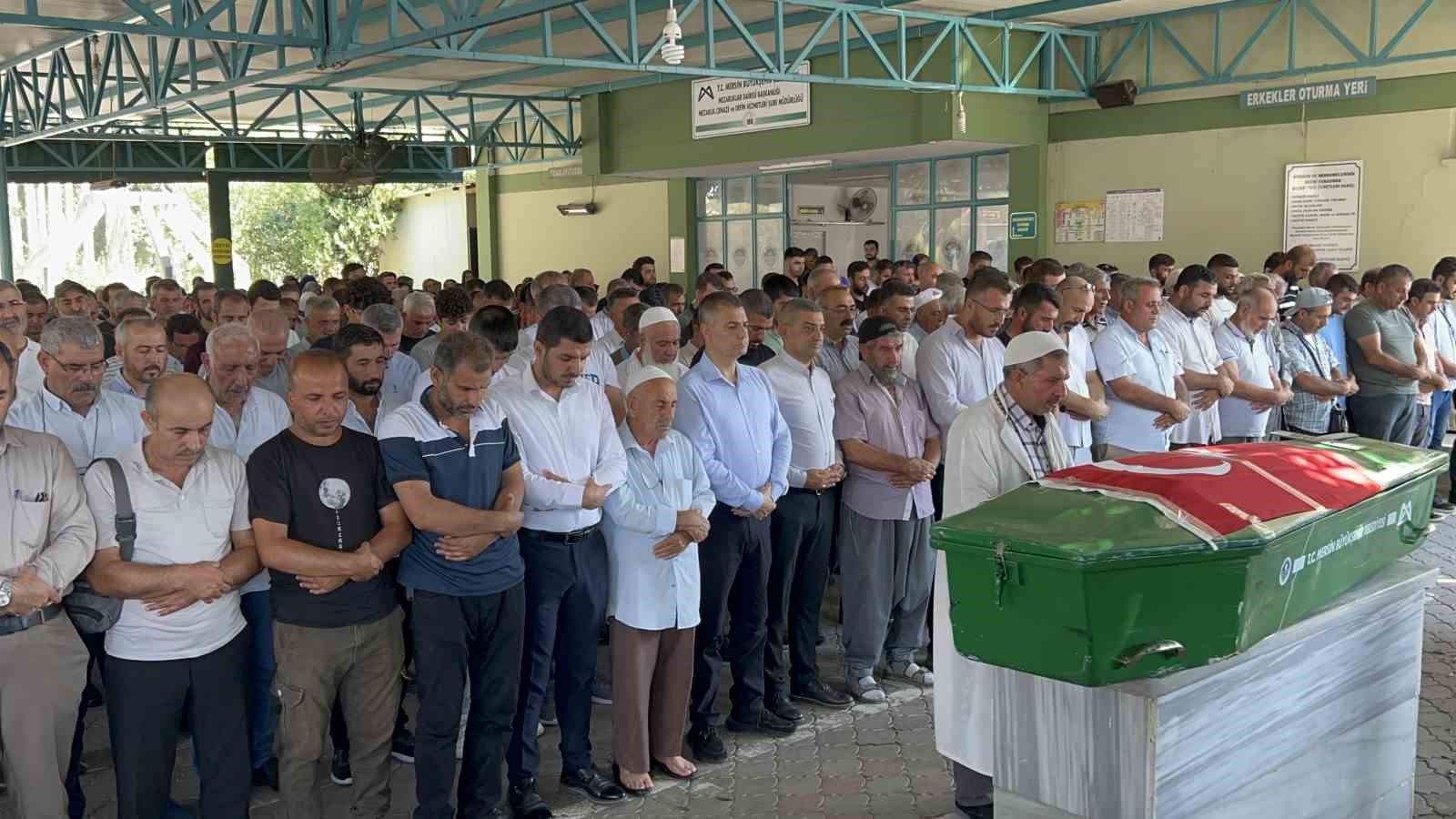 Mersin'de 'yol verme' kavgasında ölenlerden 2 kişi toprağa verildi