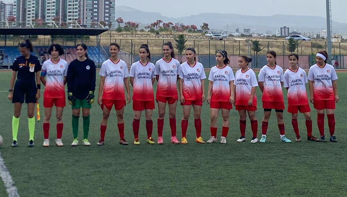 Mersinli kaleci Asya Tan, U15 Futbol Milli takımına davet edildi