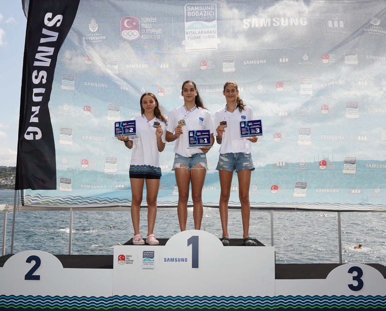 Mersinli sporcular 'İstanbul Boğaziçi Kıtalararası Yüzme Maratonu'ndan başarıyla döndü
