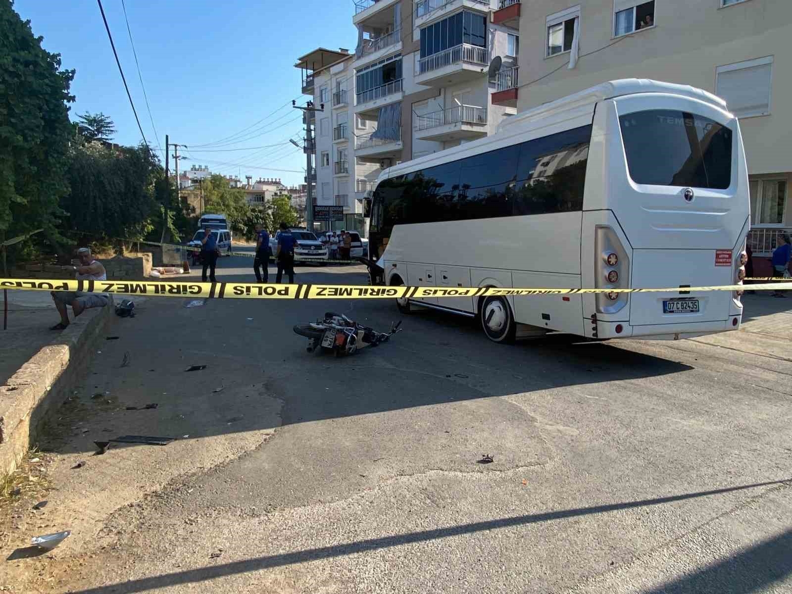 Midibüs ile çarpışan motosikletin 19 yaşındaki sürücüsü hayatını kaybetti
