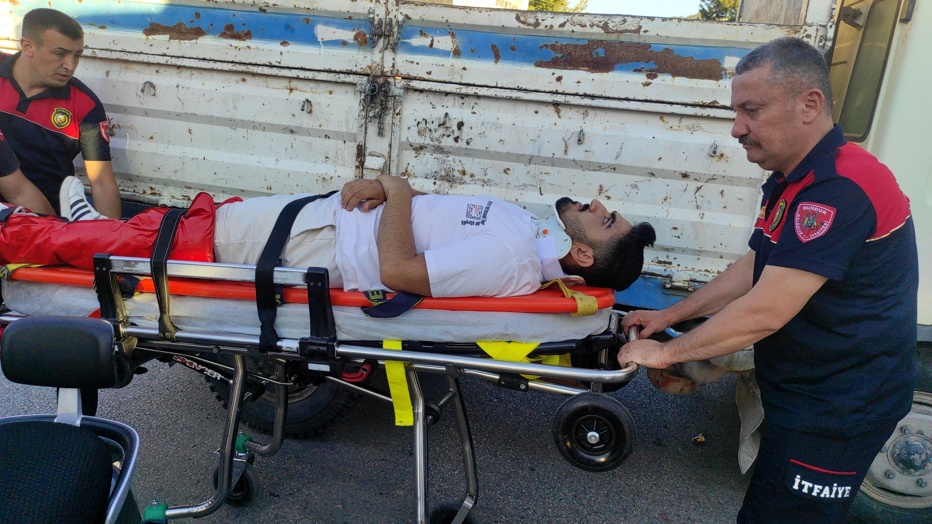 Motosiklet kamyonete çarptı: 2 yaralı