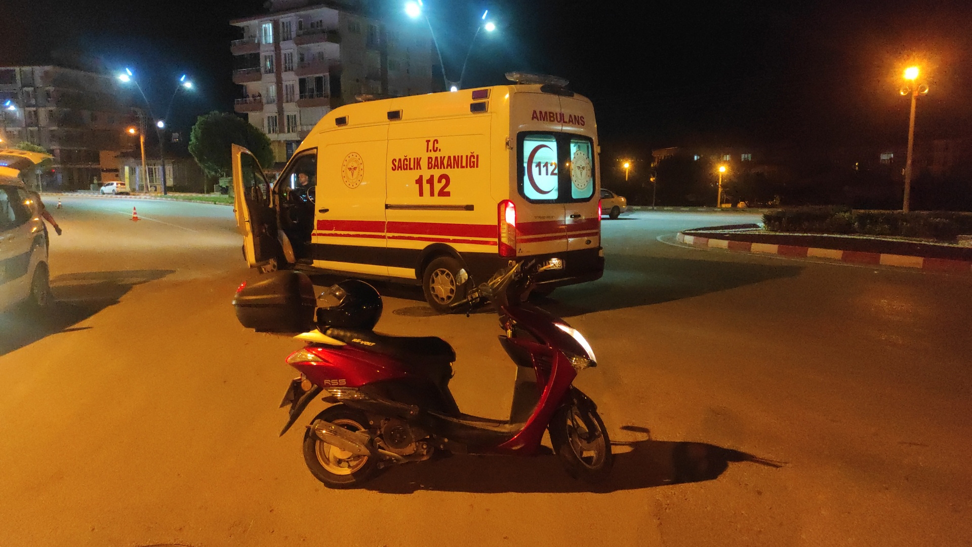 Motosikletle otomobil çarpıştı: 2 yaralı