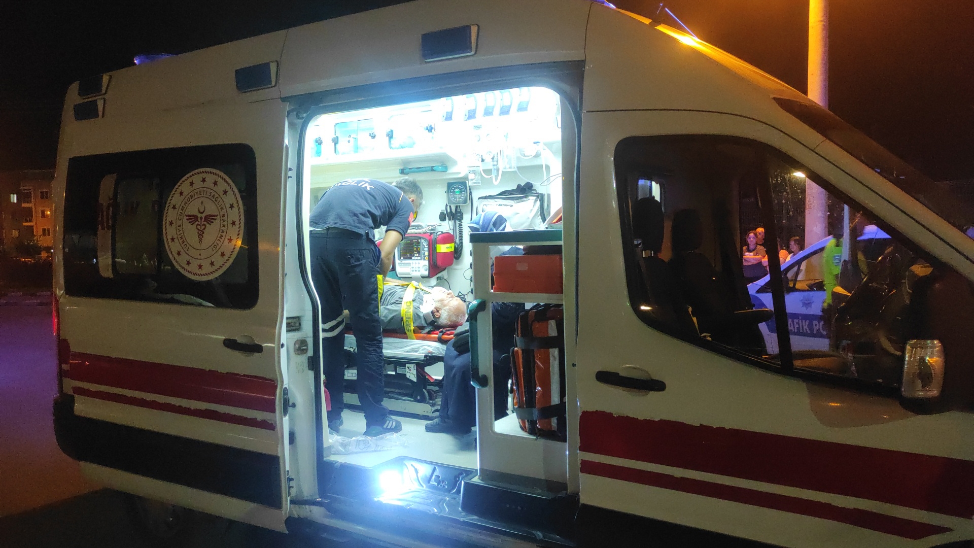 Motosikletle otomobil çarpıştı: 2 yaralı