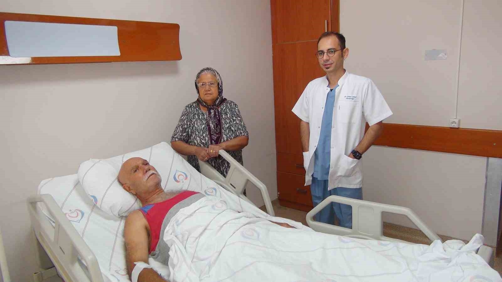 Muayene sırası beklerken kalp krizi geçirdi, kalp masajıyla hayata döndü