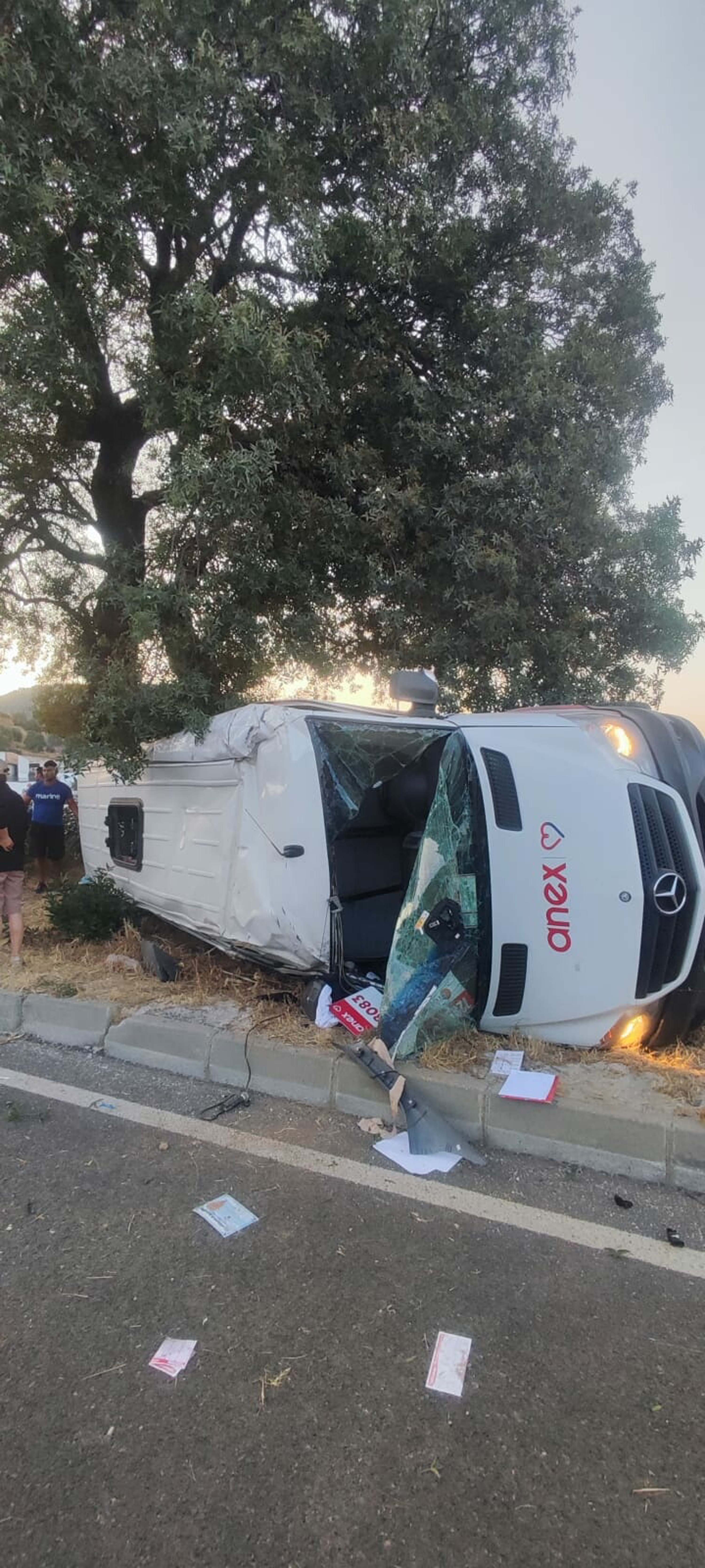 Muğla'da kamyon, tur minibüsüne çarptı: 6 turist yaralı