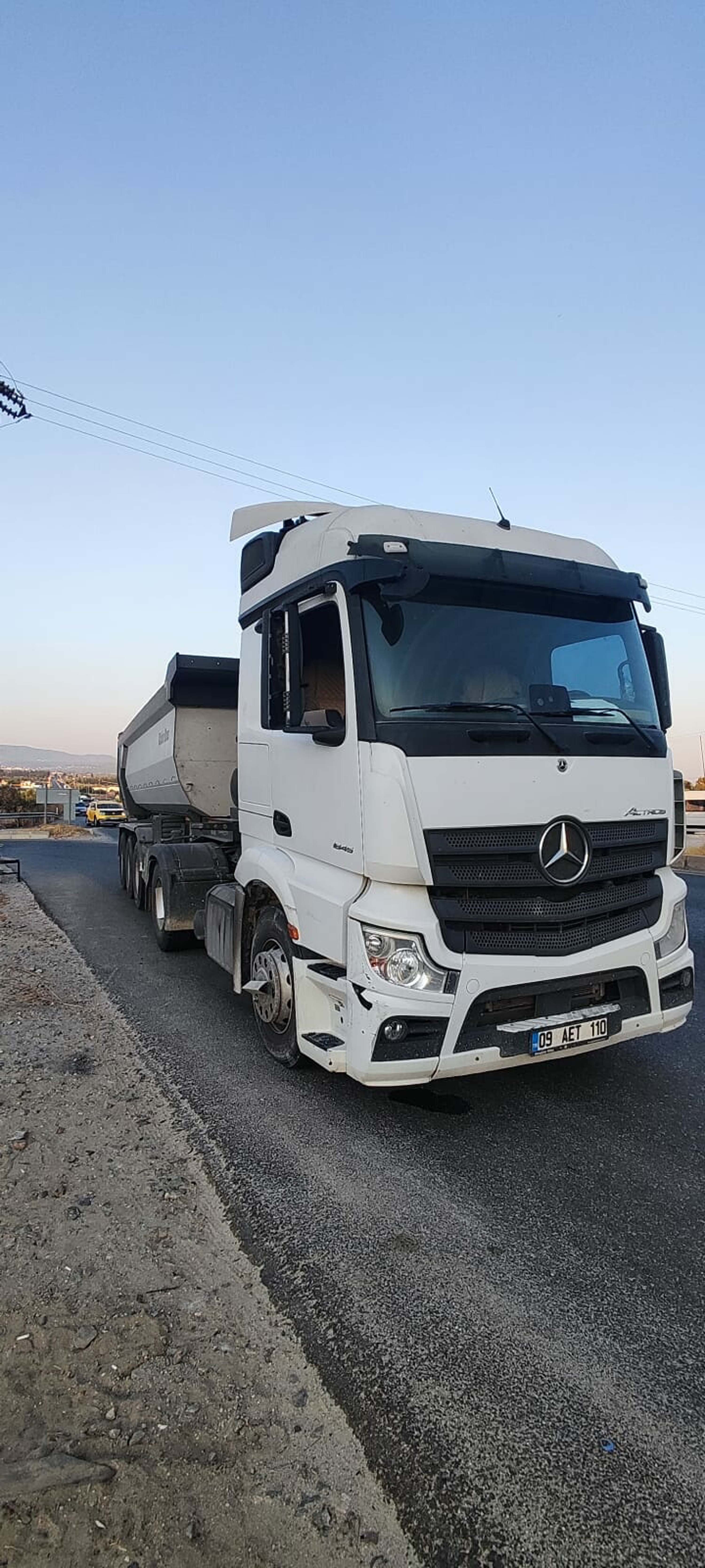 Muğla'da kamyon, tur minibüsüne çarptı: 6 turist yaralı