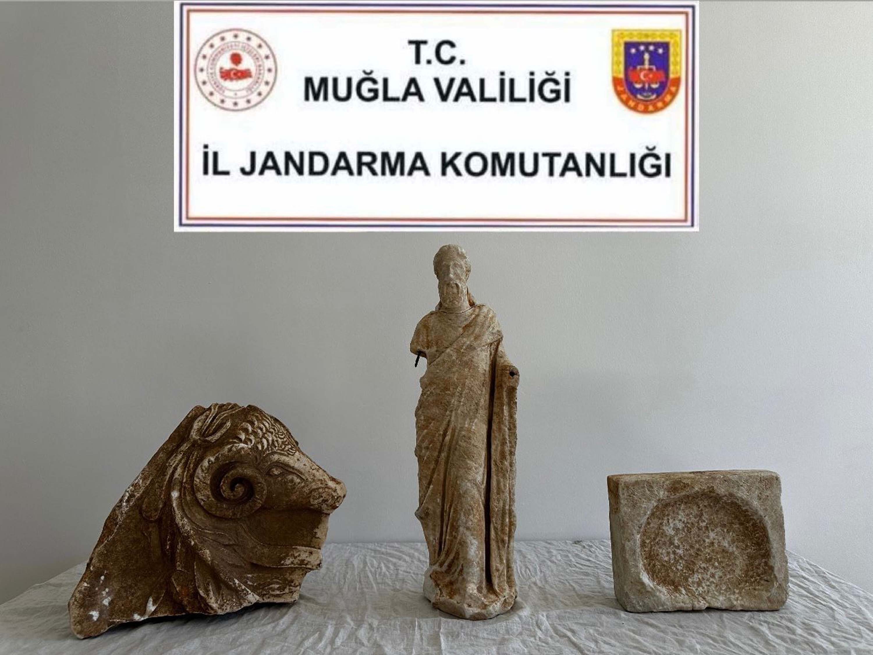 Muğla'da tarihi eser operasyonu; Kral Hekatomnos'un heykeli ele geçirildi