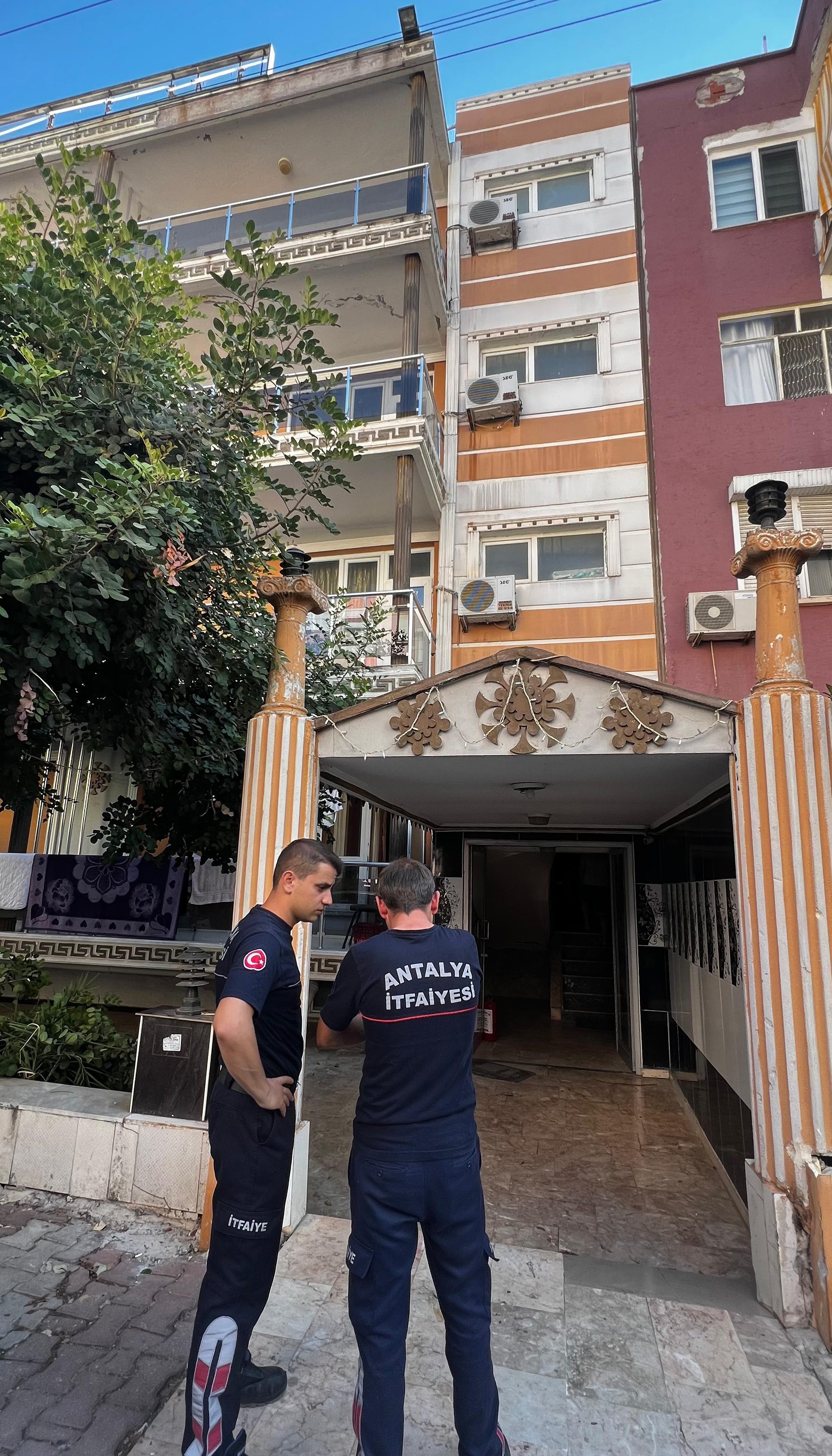 Otel odasındaki yangın büyümeden söndürüldü