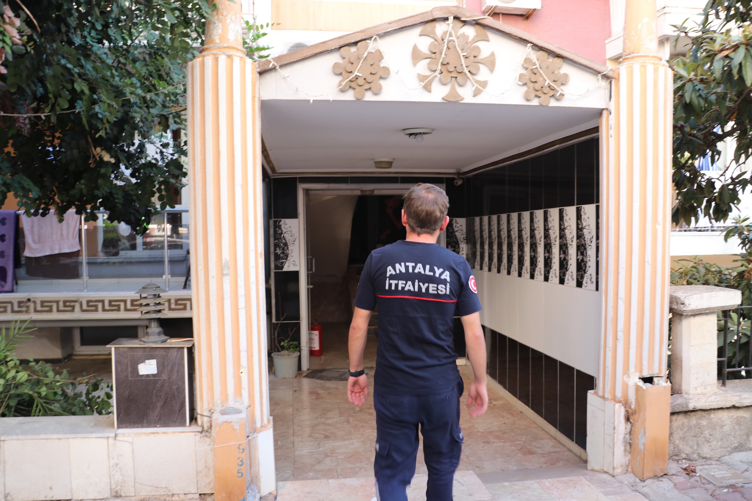 Otel odasındaki yangın büyümeden söndürüldü