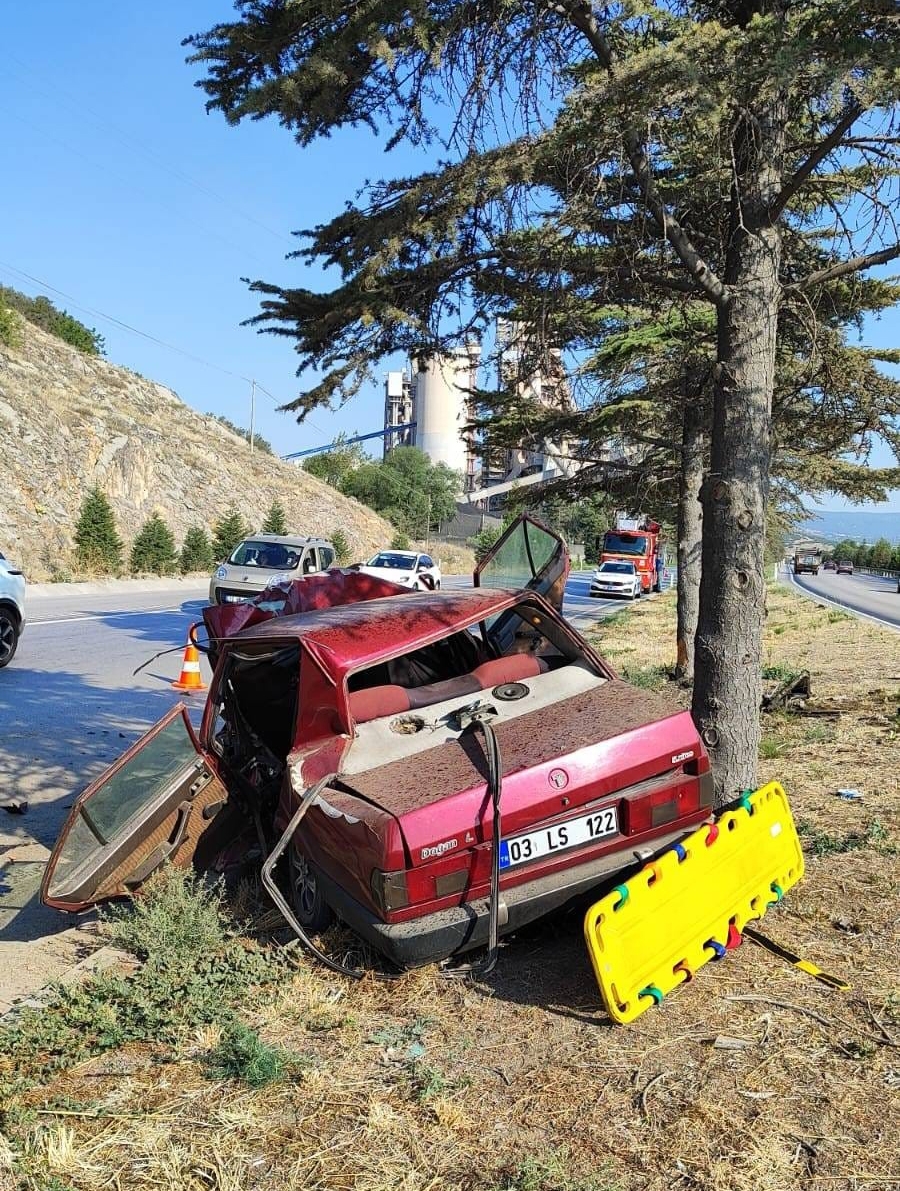 Otomobil ağaca çarptı, sürücü öldü