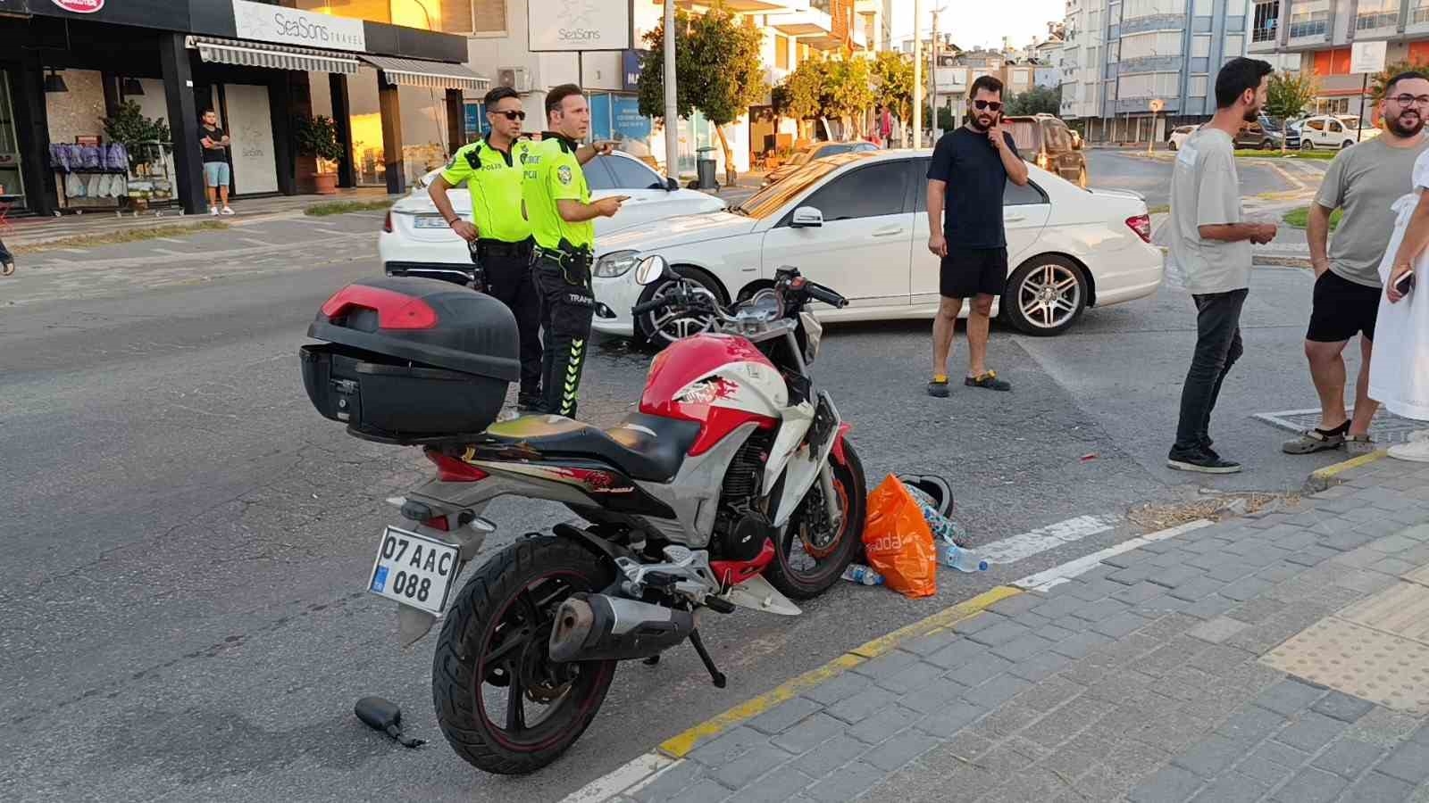 Otomobil ile çarpışan motosikletli ve arkasındaki yolcu yaralandı