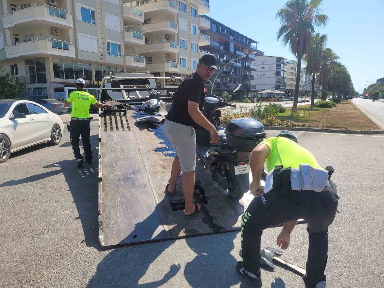 Otomobil ile elektrikli motosiklet çarpıştı: 1 yaralı
