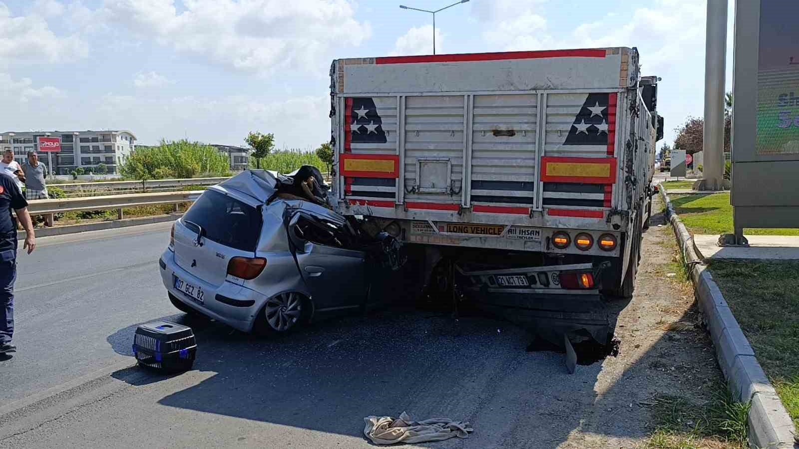 Otomobil park halindeki tıra çarptı, 21 yaşındaki genç kız yaşamını yitirdi