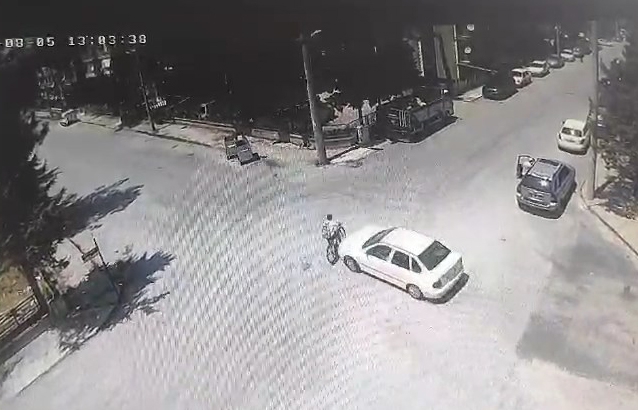 Otomobilin bisikletliye çarptığı kaza kamerada